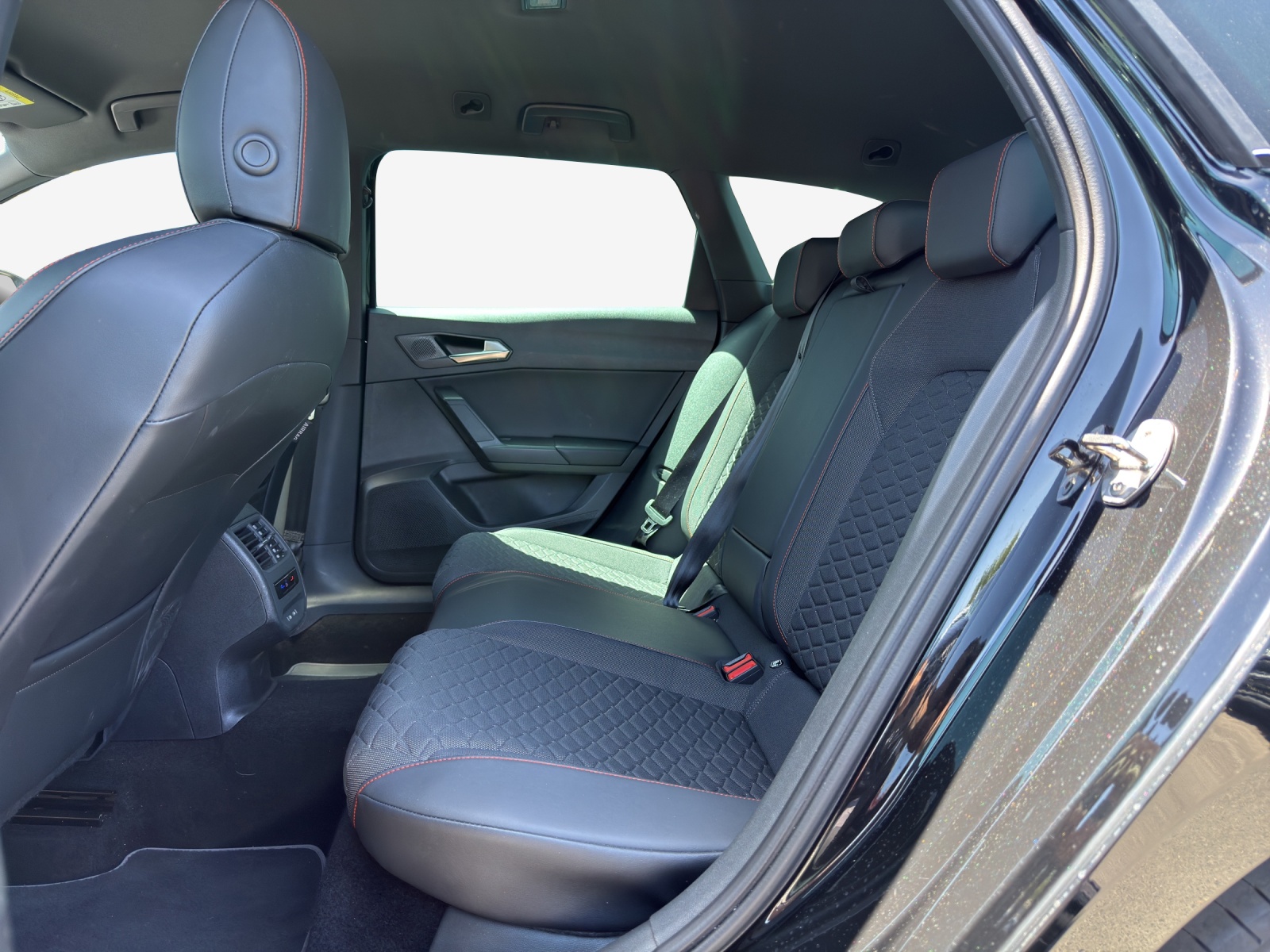 SEAT Leon ST 1.5 eHybrid pHEV DSG FR-image-12
