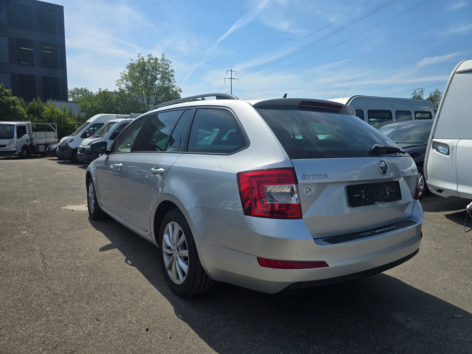 SKODA Octavia Combi 2.0 TDI L&K DSG-image-4