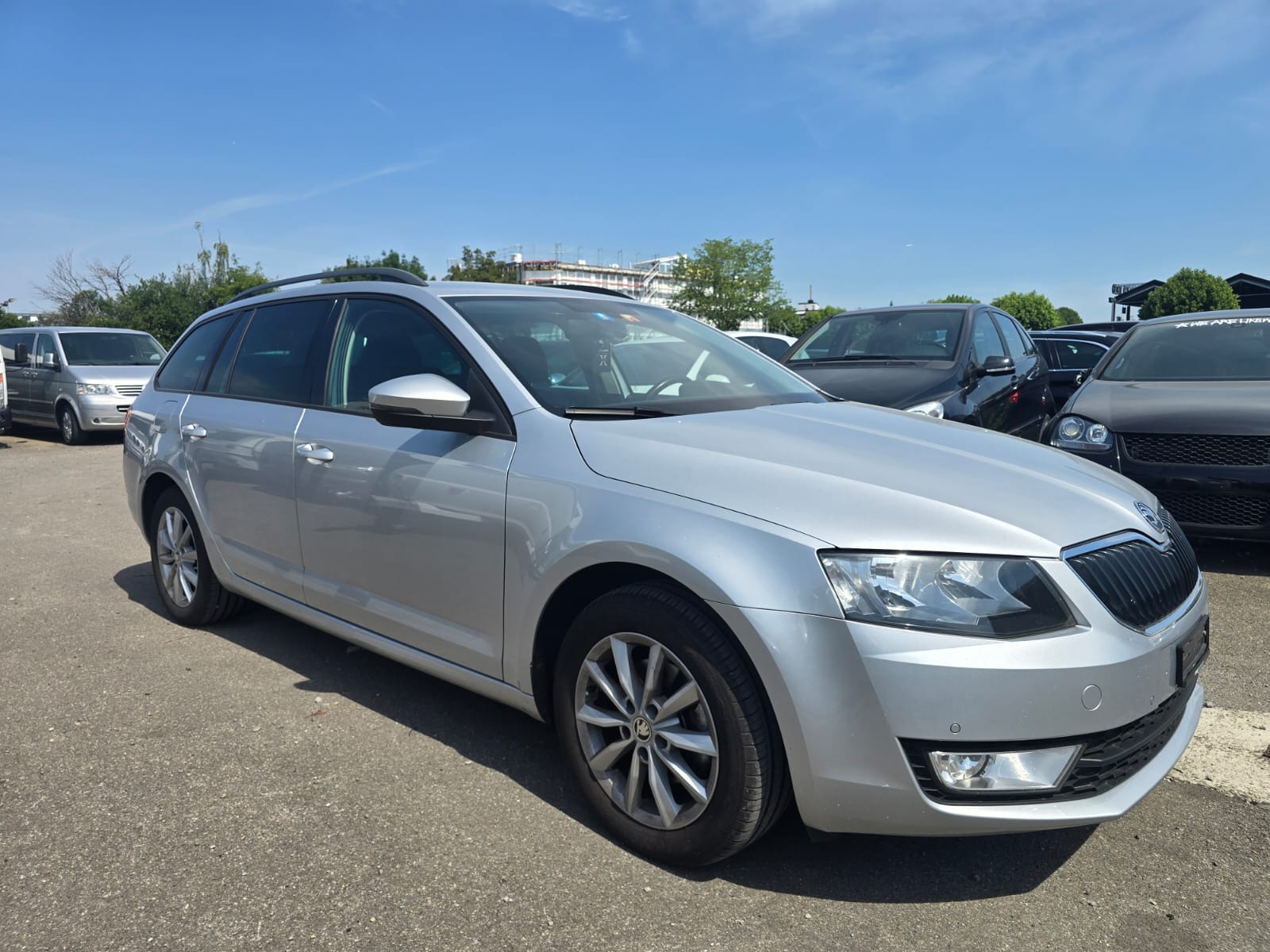 SKODA Octavia Combi 2.0 TDI L&K DSG-image-2