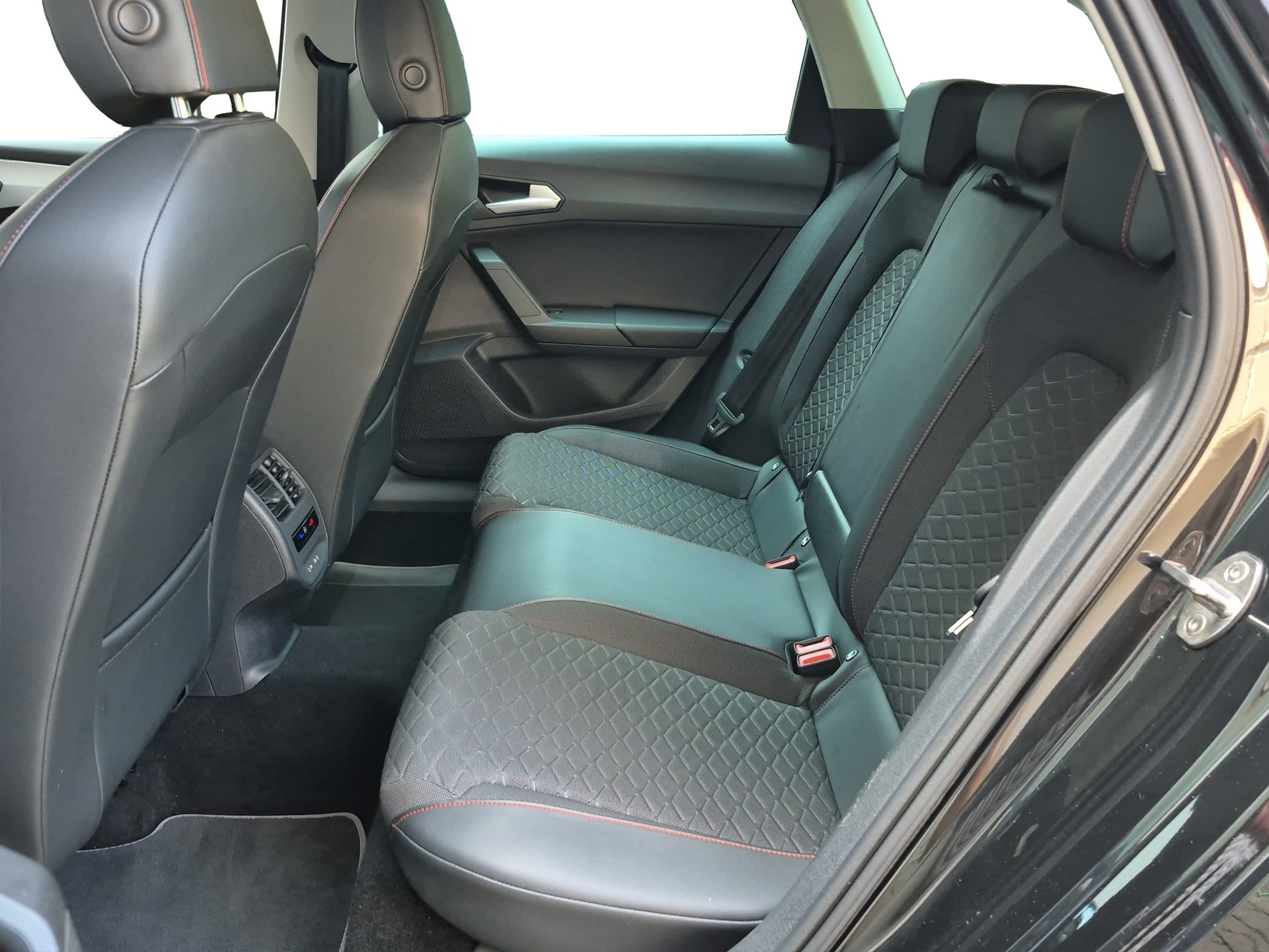 SEAT Leon ST 2.0 TDI EVO DSG 4Drive FR *Anhängerkupplung*-image-12