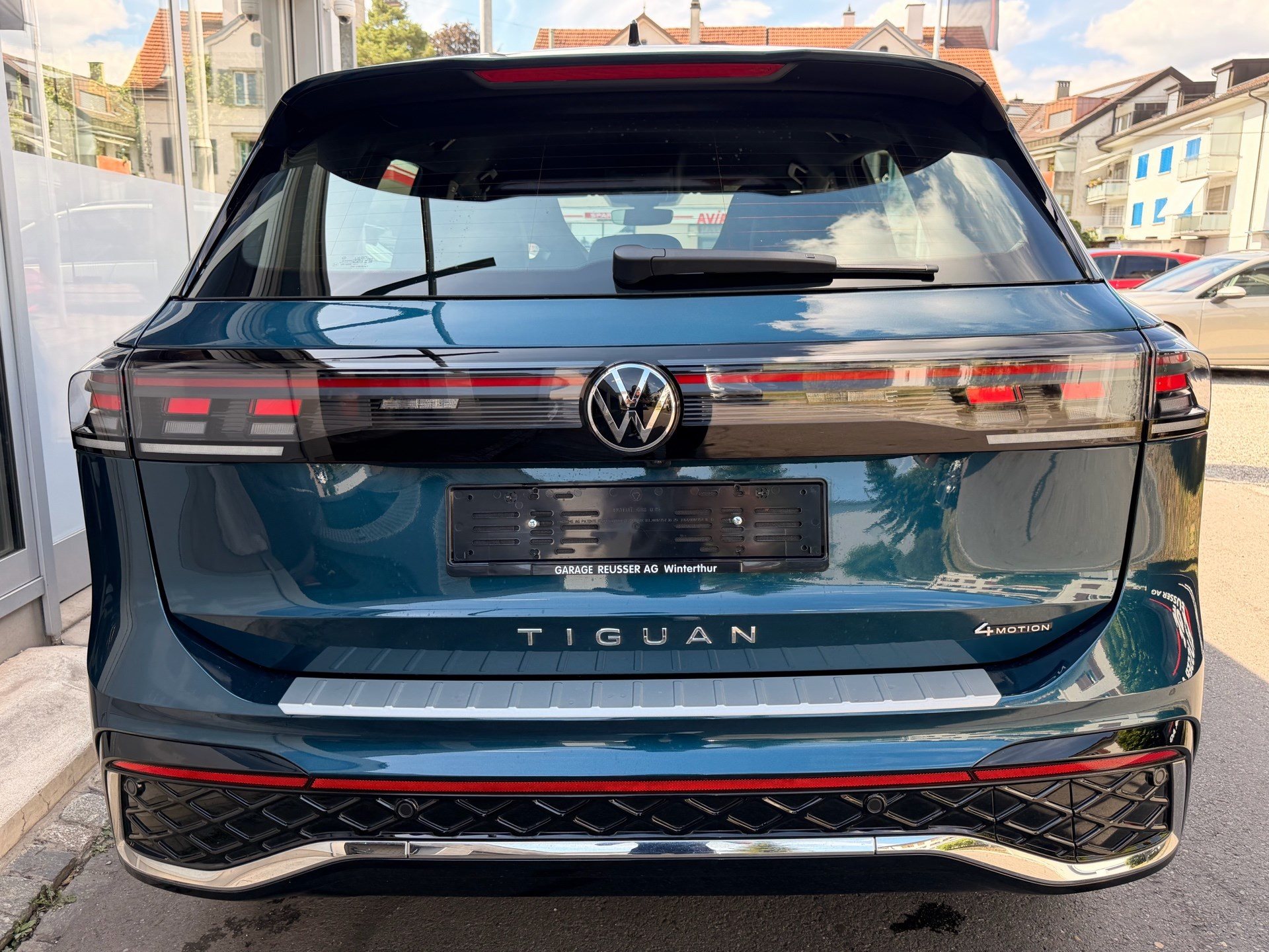 VW Tiguan 2.0 TSI 265 PS 4MOTION R-LINE *** ANHÄNGEKUPPLUNG & 360 GRAD KAMERA ***-image-4