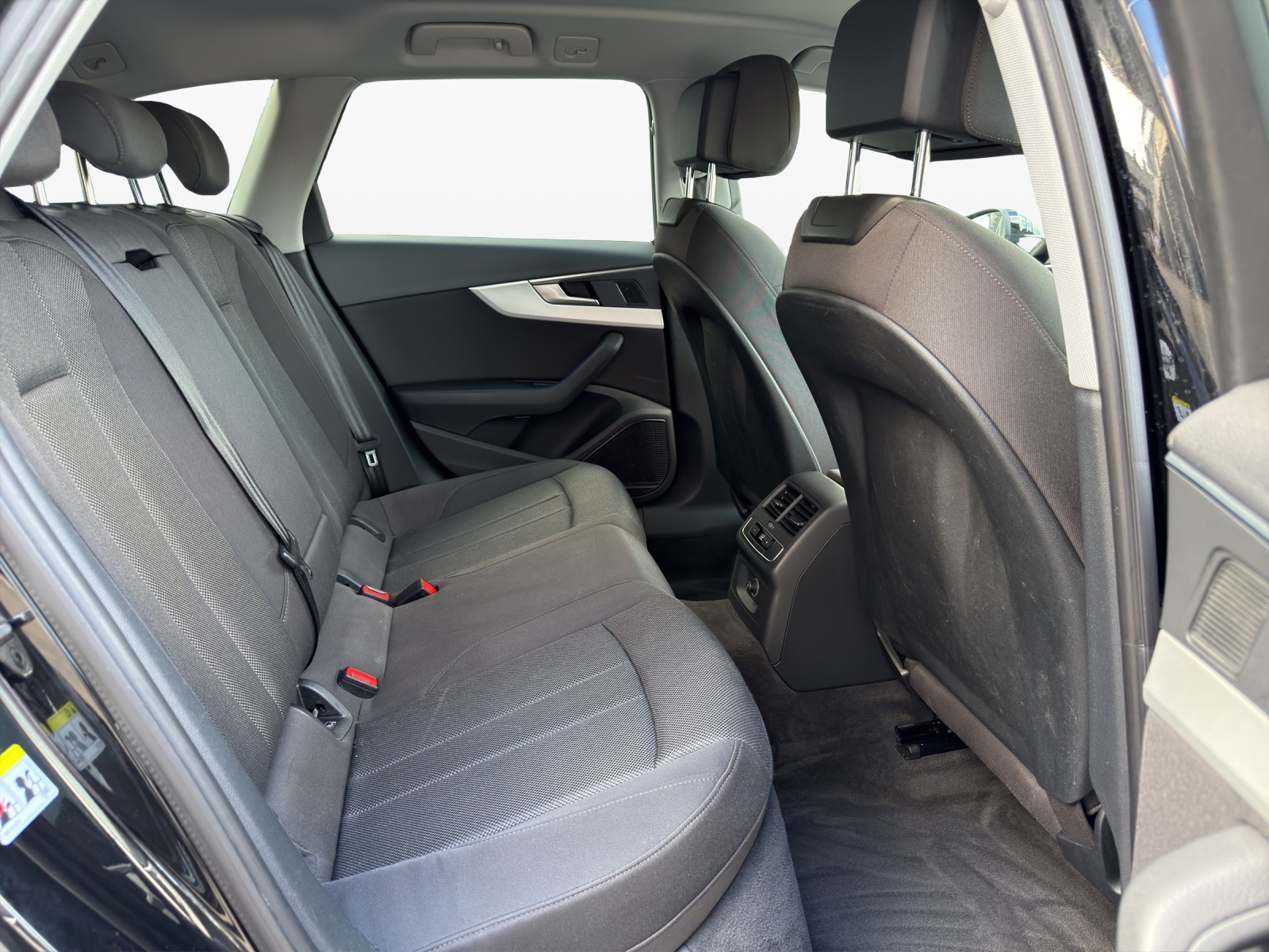AUDI A4 Avant 35 TDI Sport S-tronic-image-18