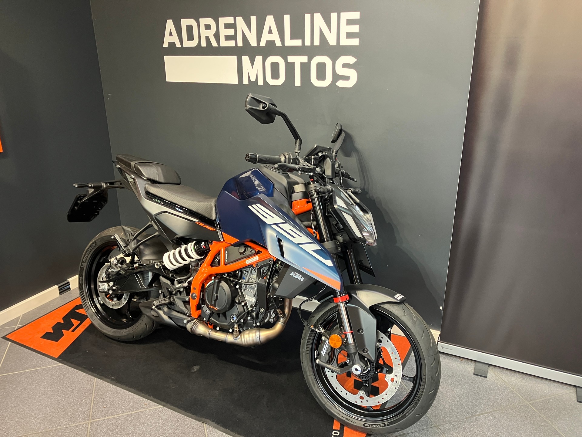 KTM 390 Duke-showroom-element-1