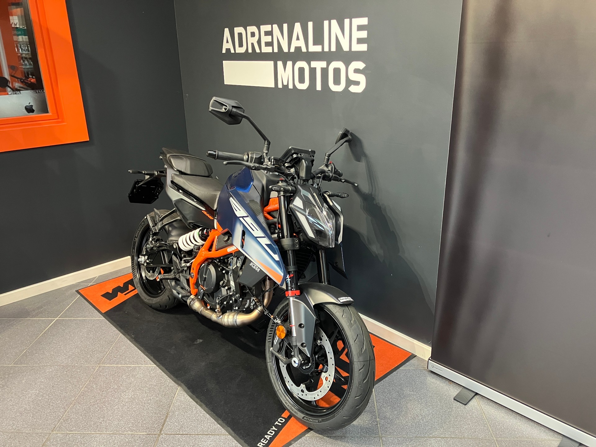 KTM 390 Duke-showroom-element-2