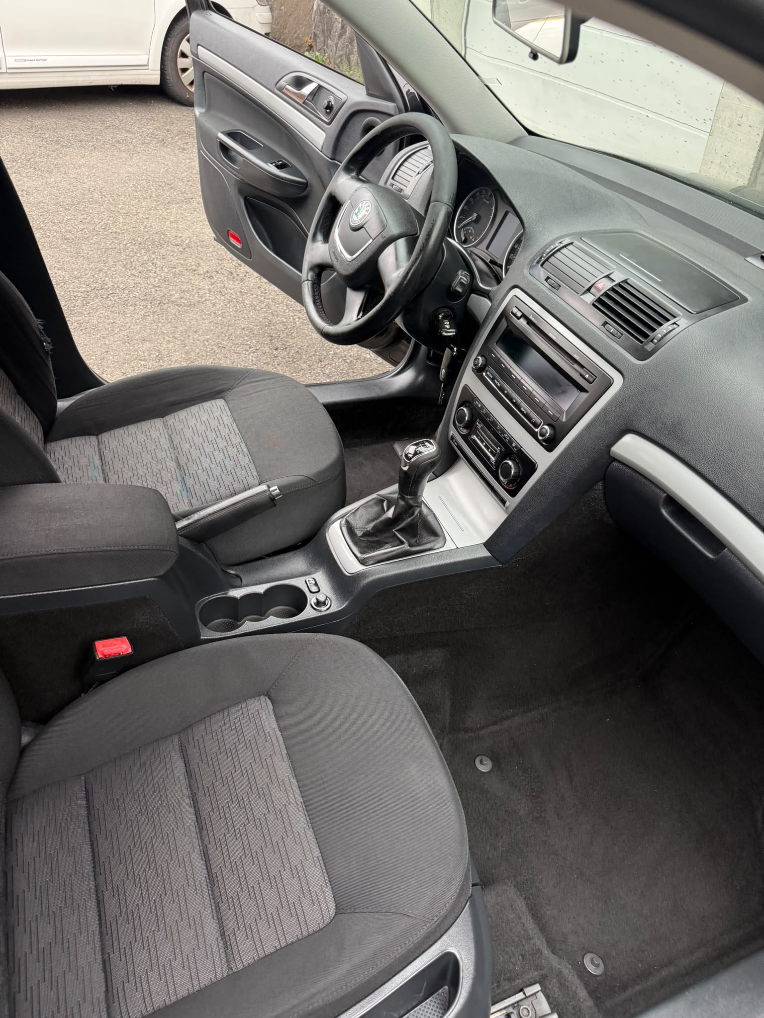 SKODA Octavia Combi 2.0 TDI 4x4 DSG-image-4