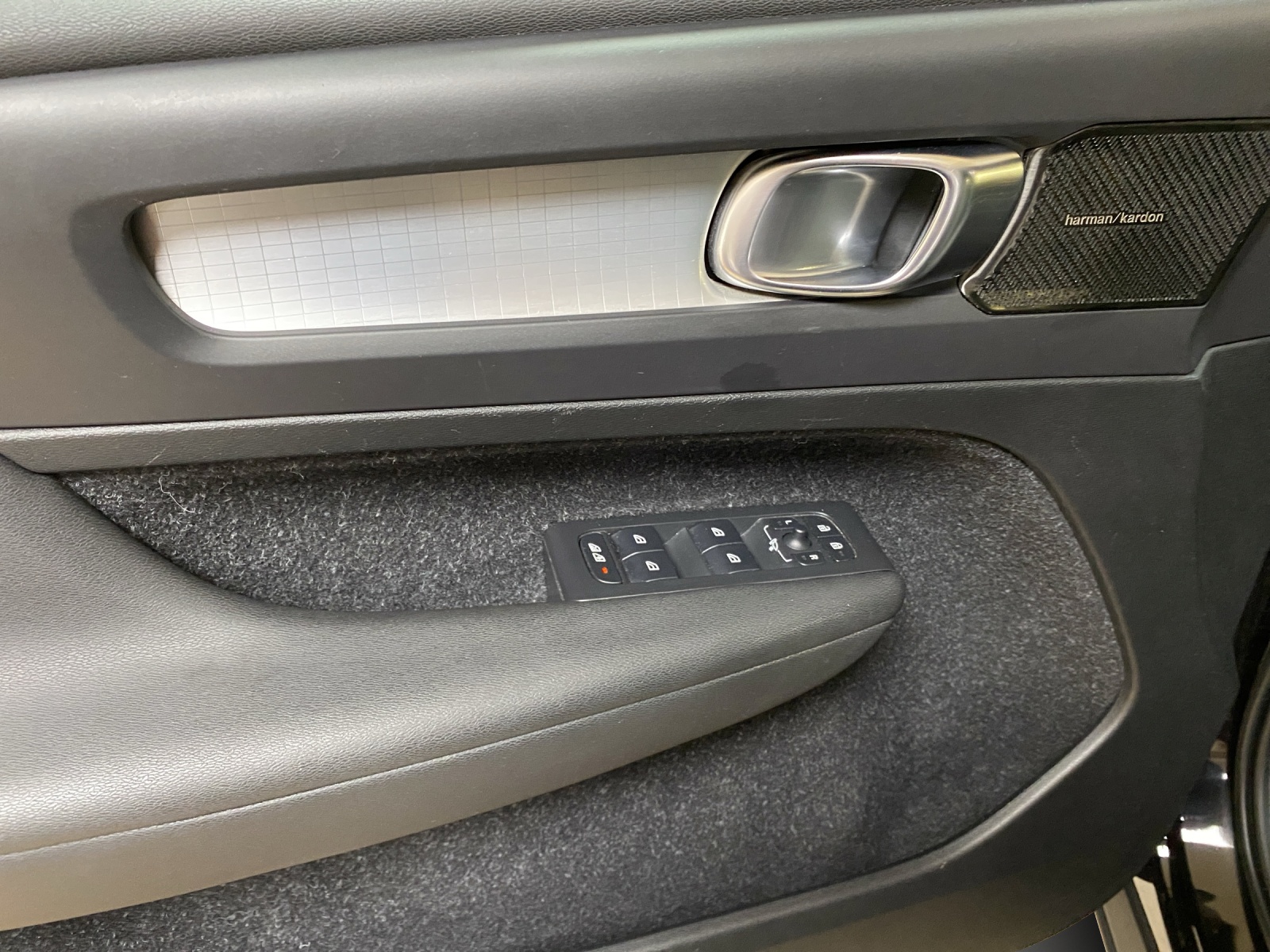 VOLVO XC40 T3 Momentum Geartronic-image-8