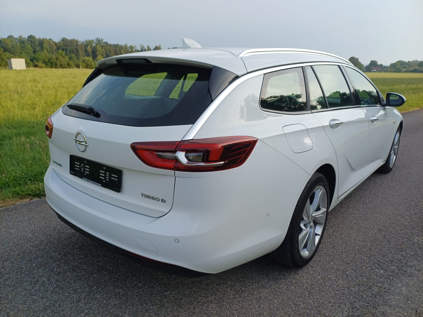 OPEL Insignia 2.0 CDTI SportsTourer Exclusive Automatic-image-2