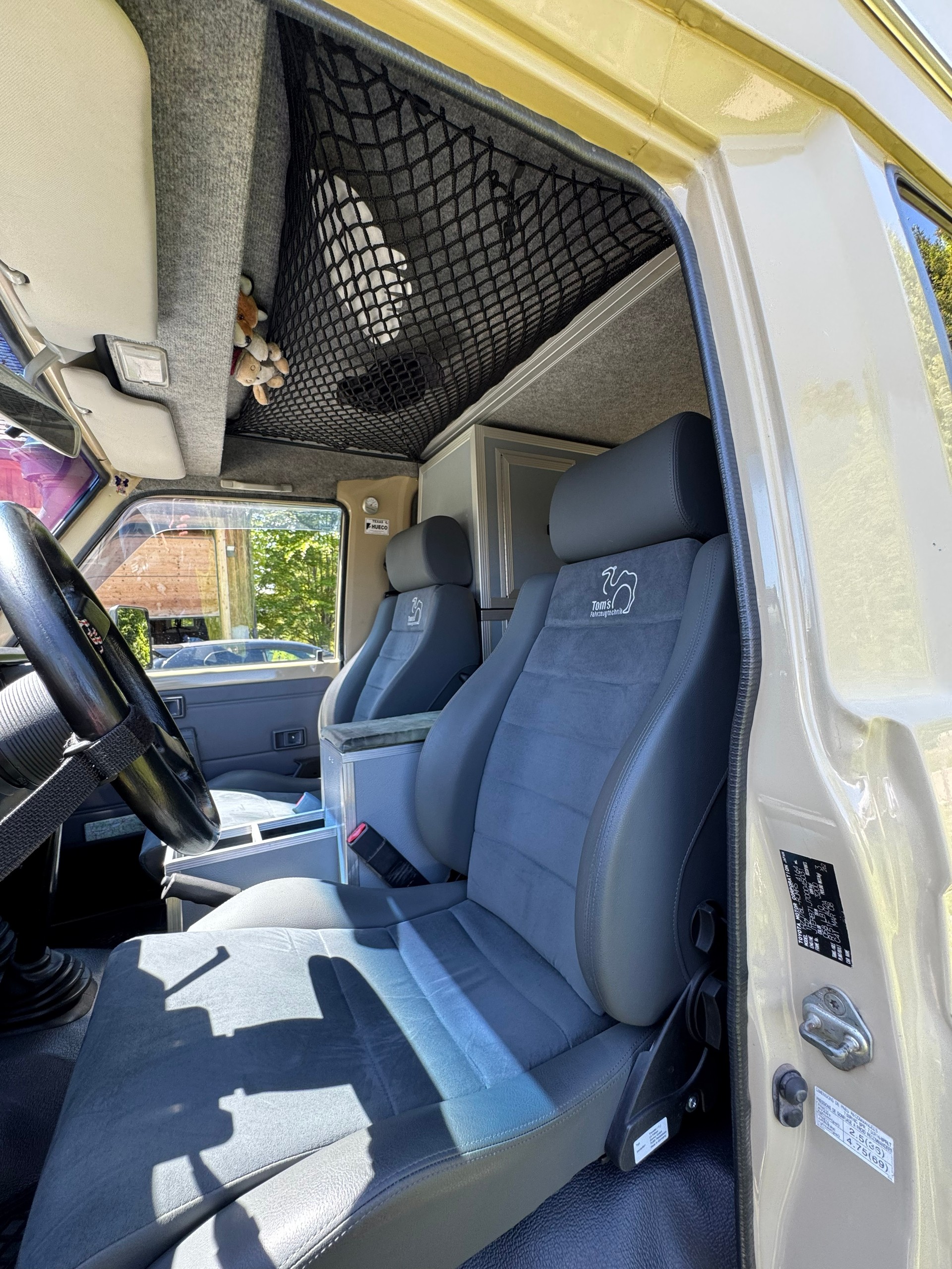 TOYOTA Land Cruiser HZJ78-image-5