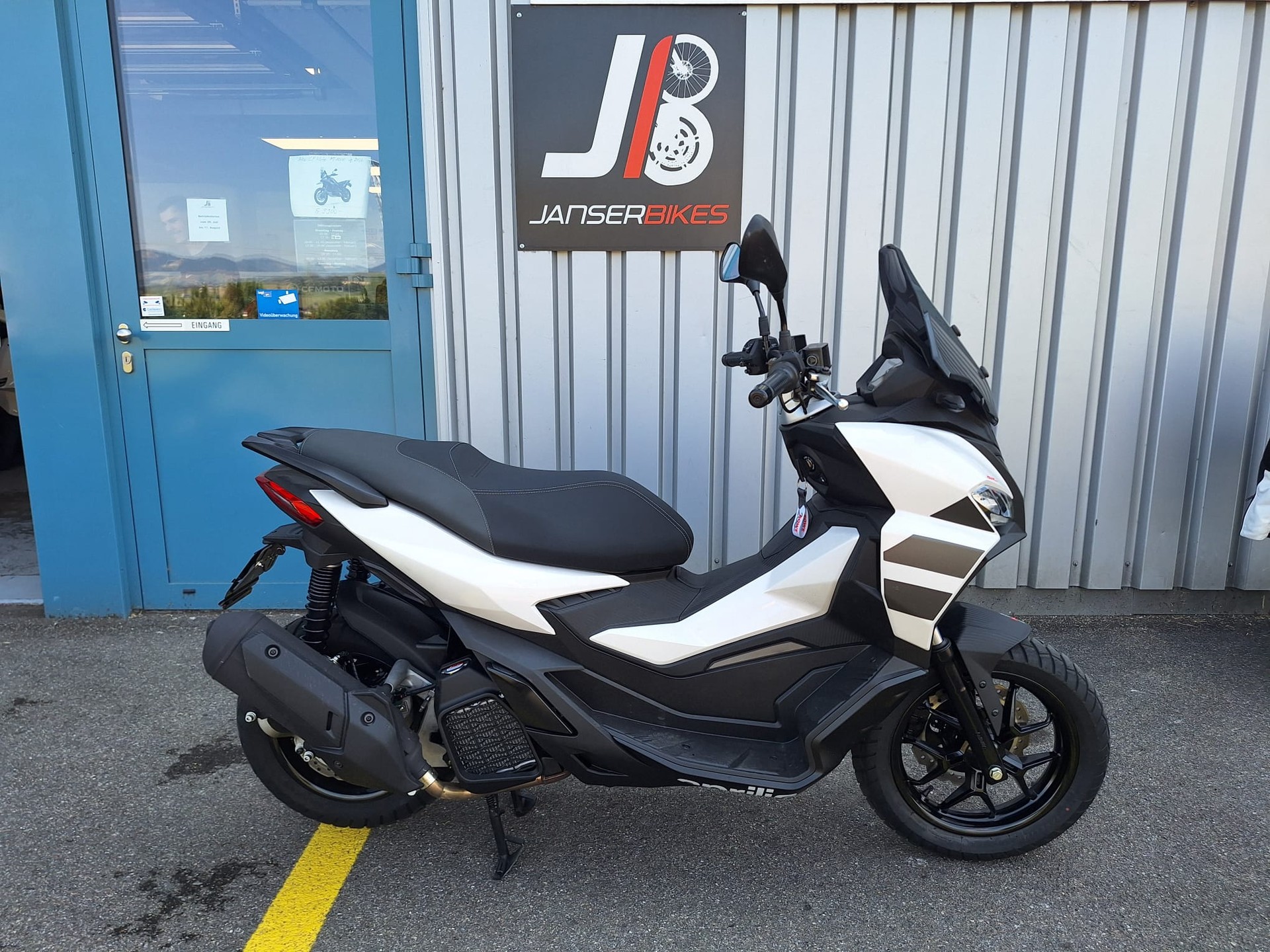 APRILIA SR GT 200
