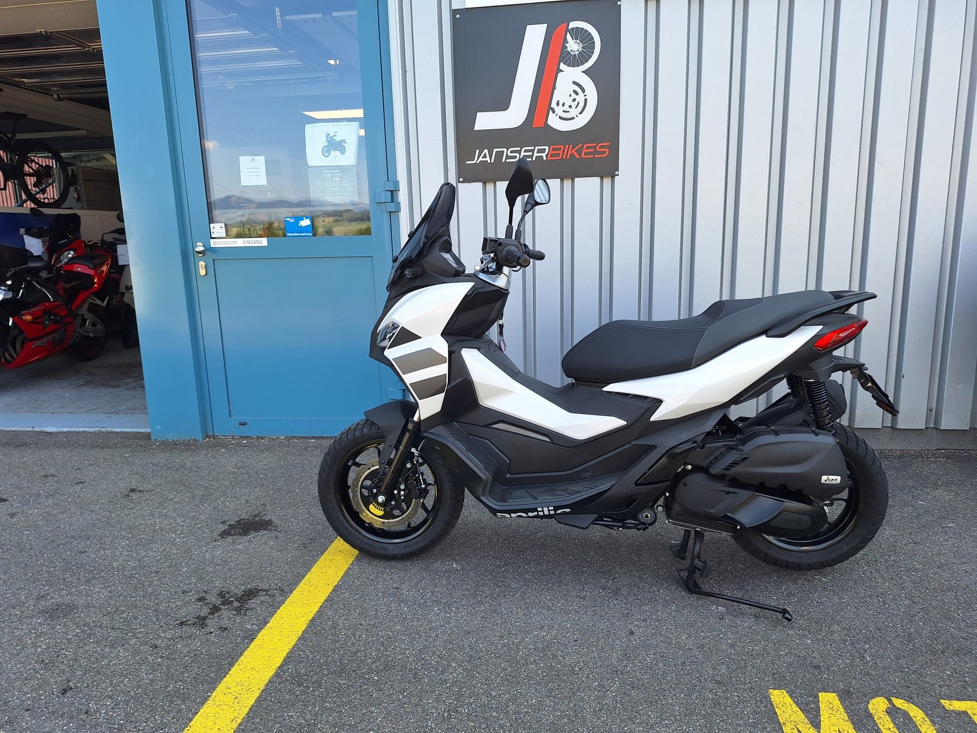 APRILIA SR GT 200-image-1