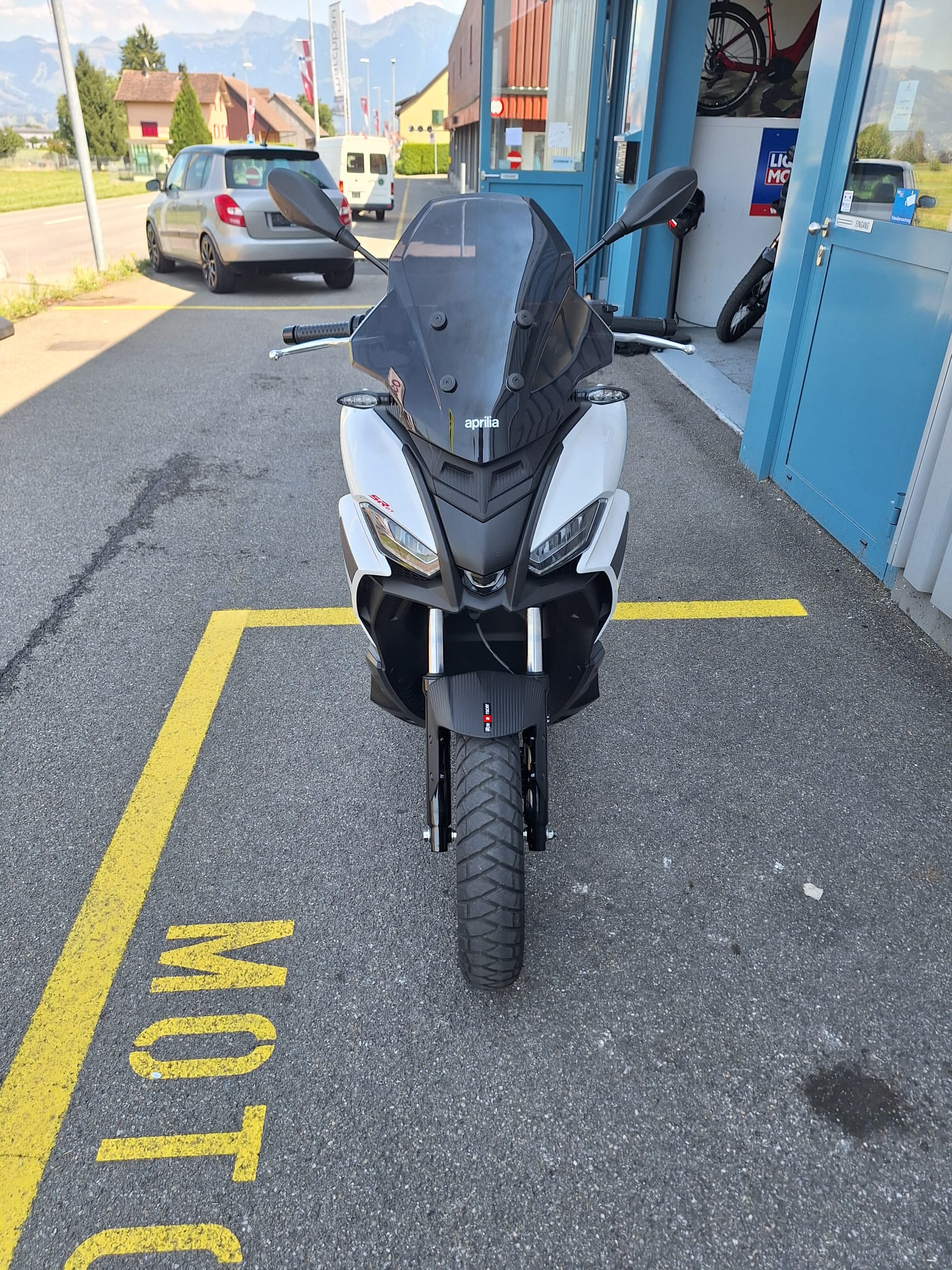 APRILIA SR GT 200-image-2