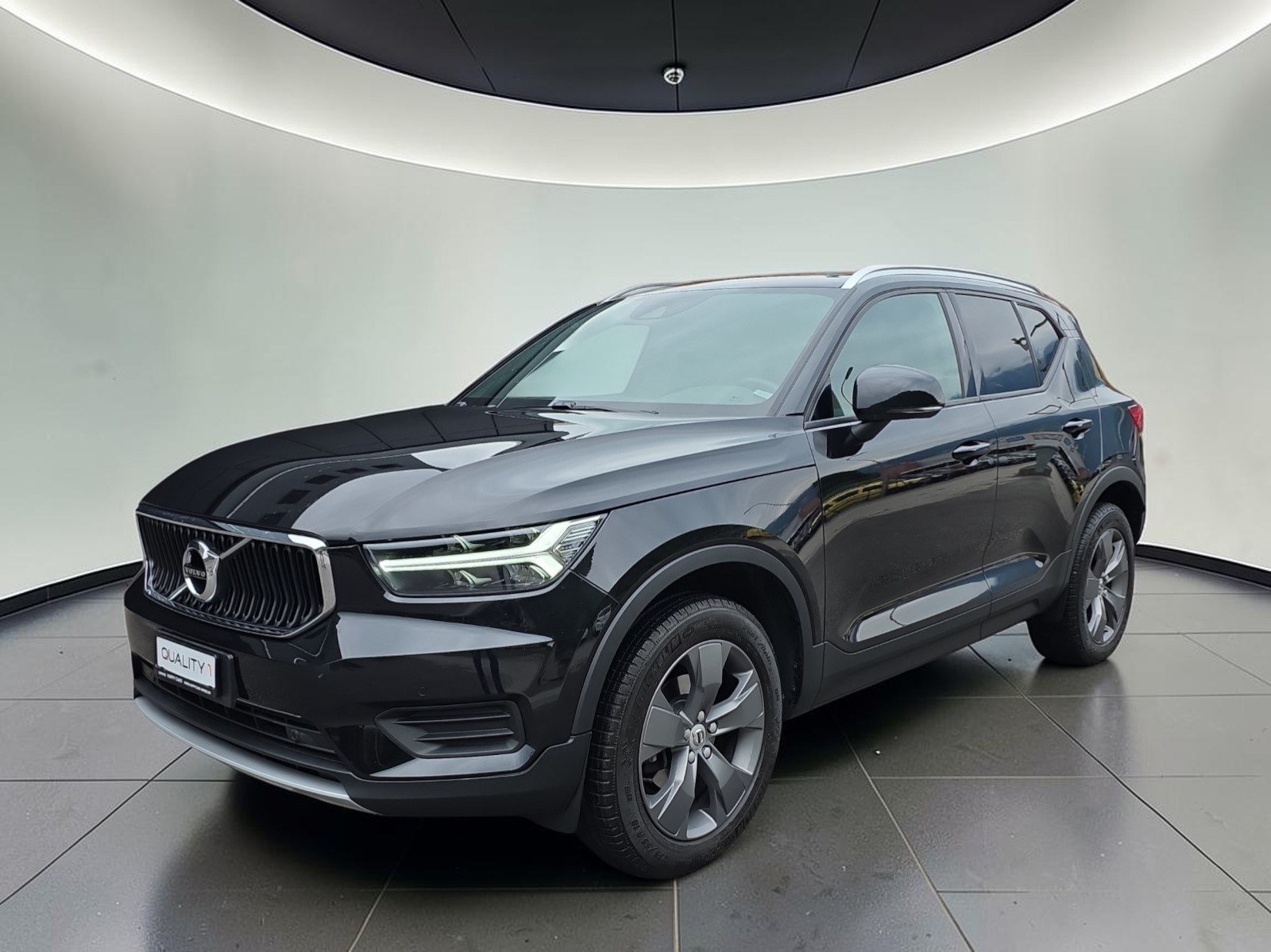 VOLVO XC40 T3 Momentum-image-0