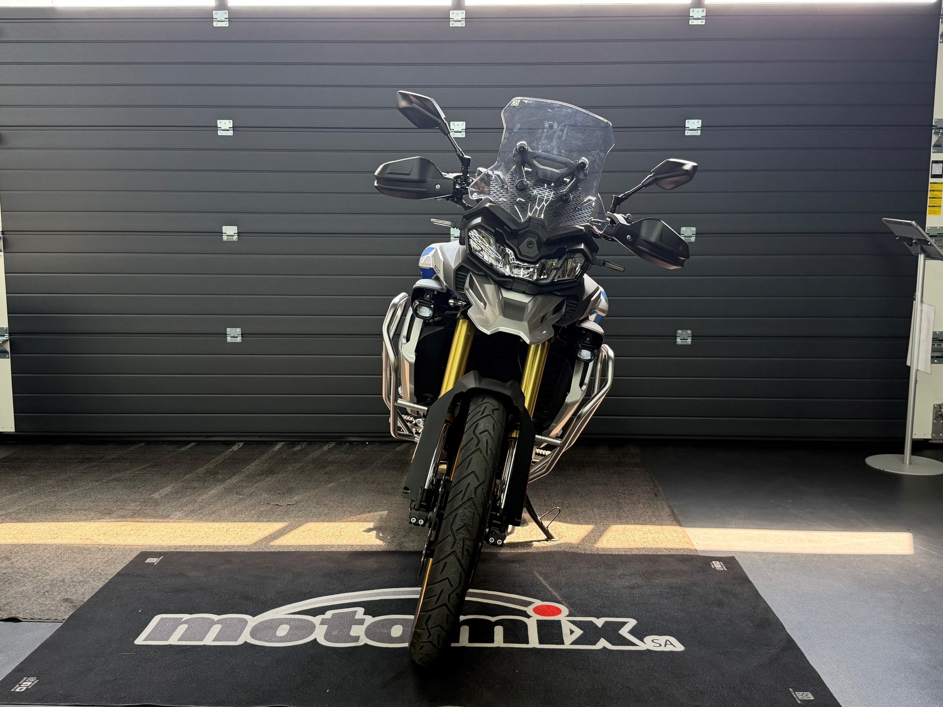 VOGE 900 DSX-showroom-element-1