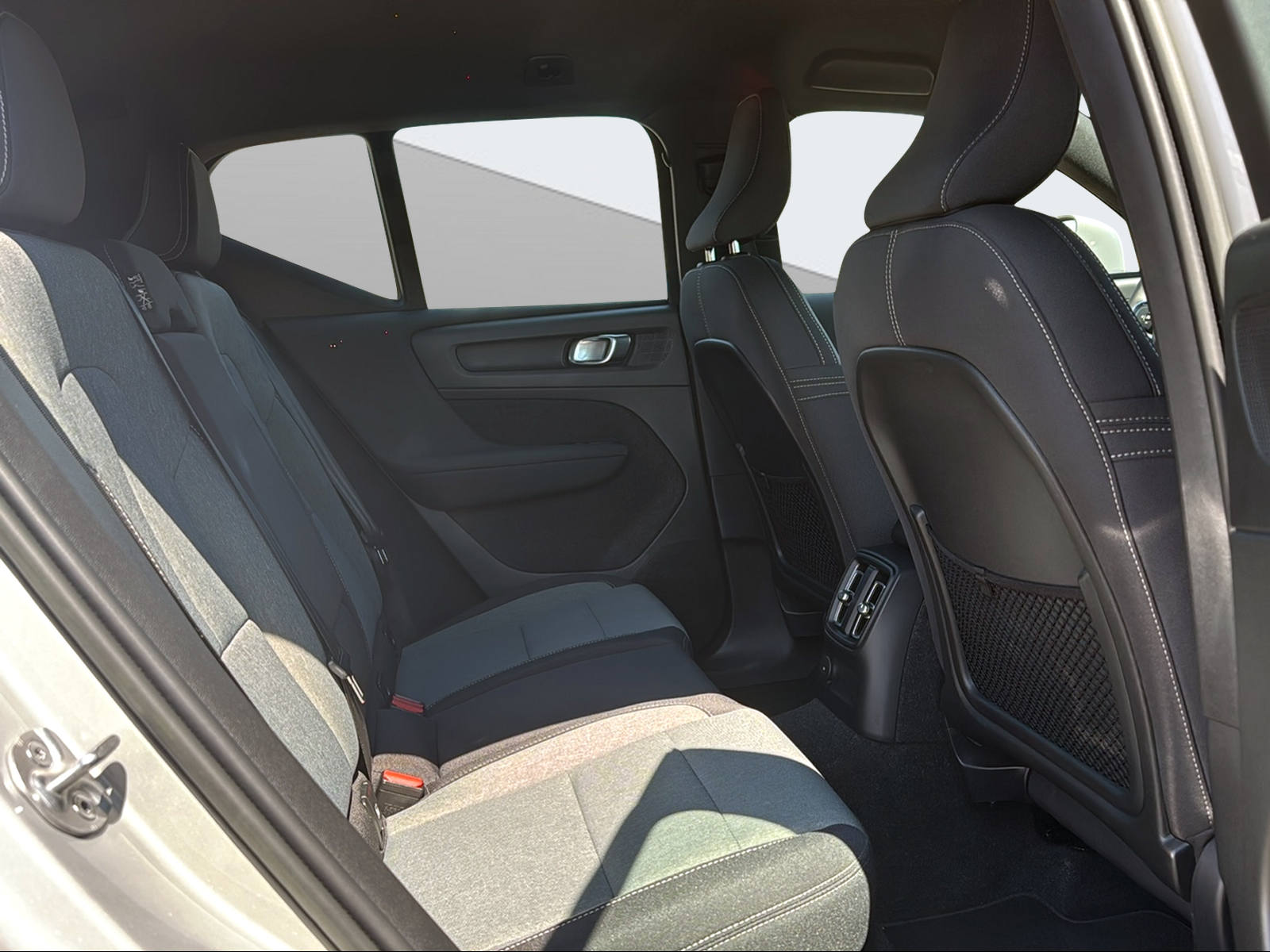 VOLVO XC40 1.5 T4 PiH Plus Bright-image-10
