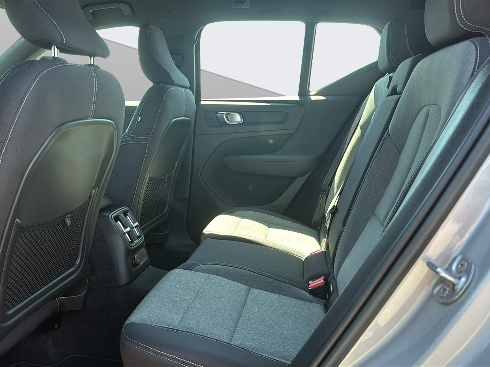 VOLVO XC40 1.5 T4 PiH Plus Bright-image-13