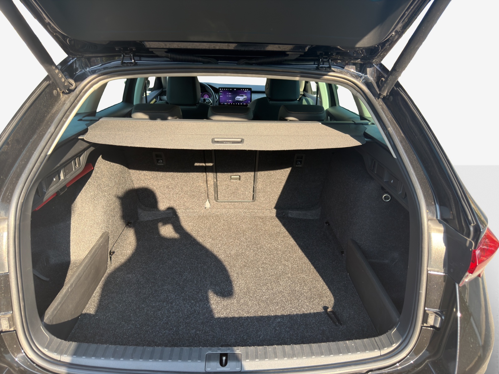 SKODA Octavia Combi 2.0 TDI DSG Selection-image-12