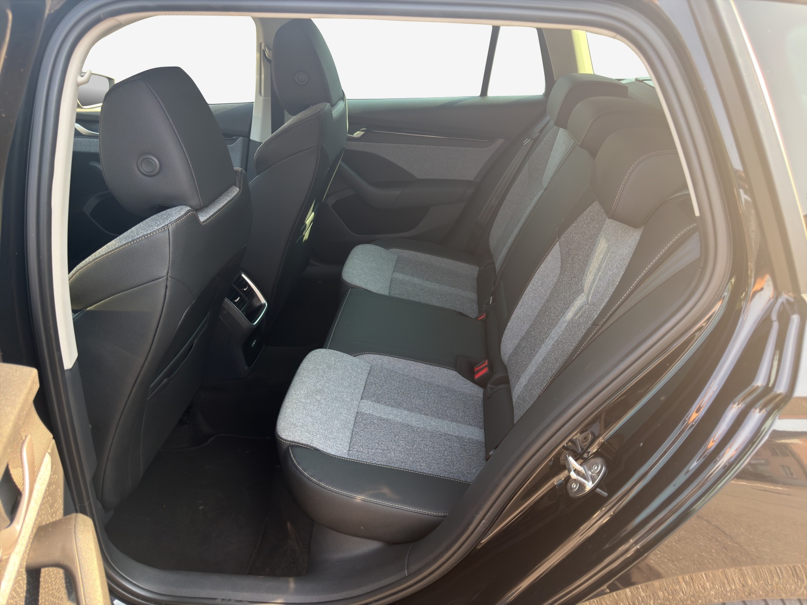 SKODA Octavia Combi 2.0 TDI DSG Selection-image-11