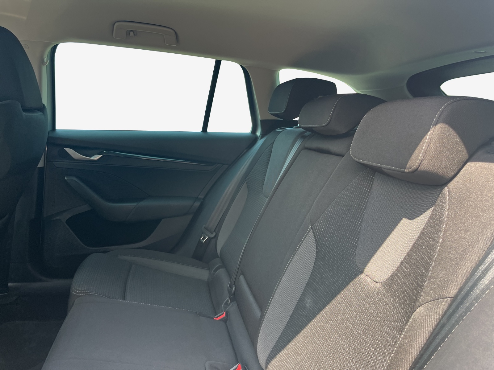 SKODA Octavia Combi 1.5 TSI mHEV DSG Dynamic-image-9