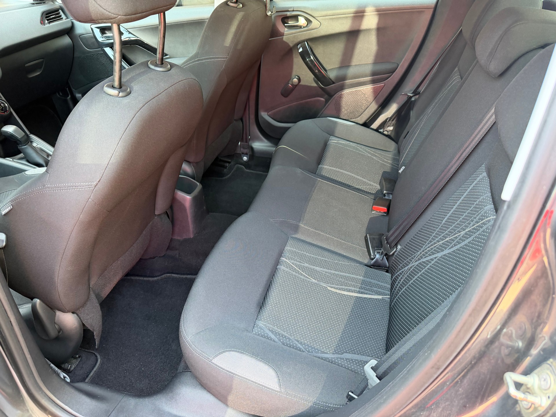 PEUGEOT 208 1.6 e-HDI Active-image-12