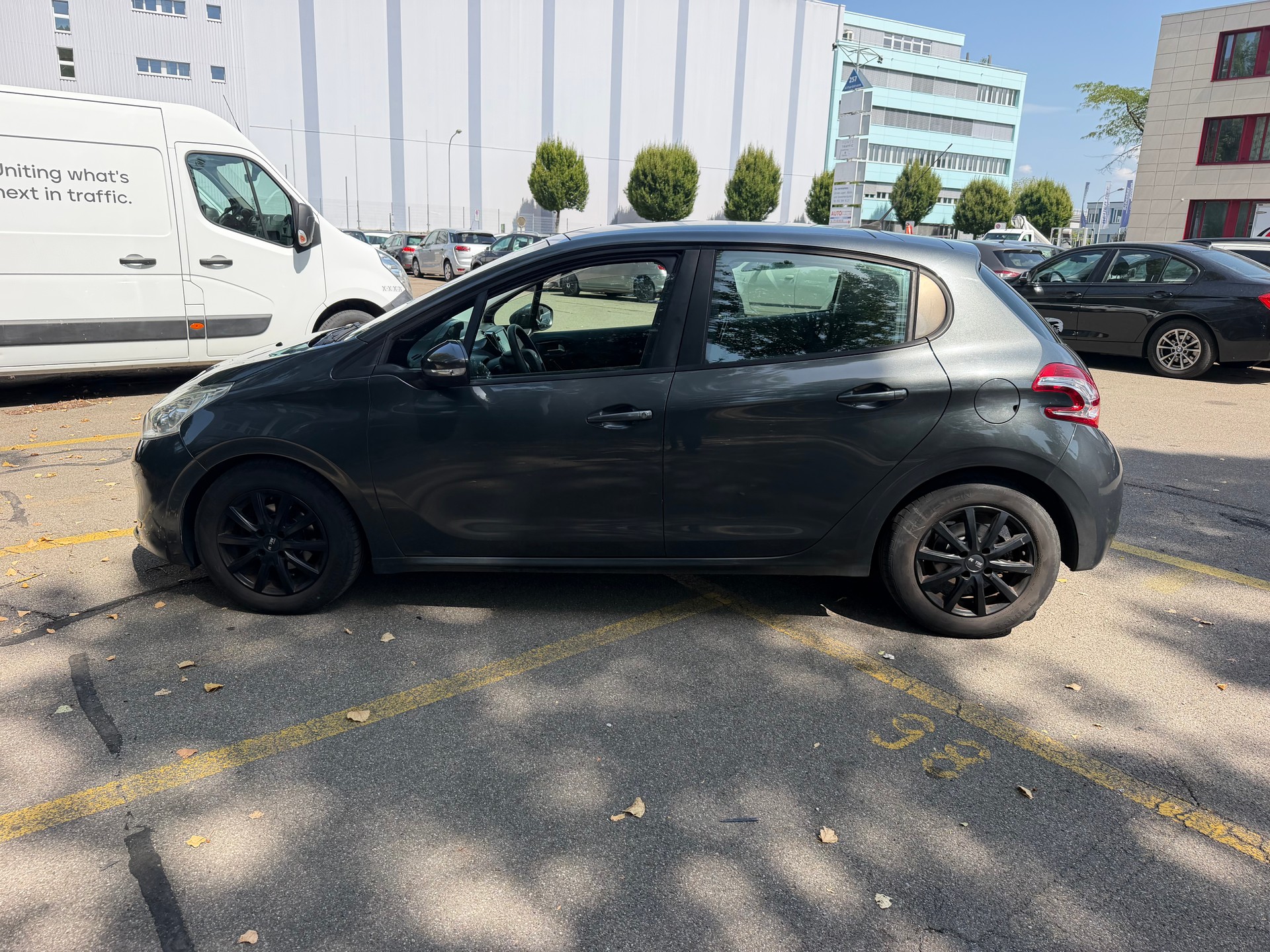 PEUGEOT 208 1.6 e-HDI Active-image-4