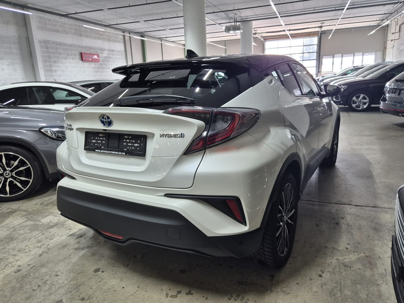 TOYOTA C-HR 1.8 HSD Trend CVT-image-3