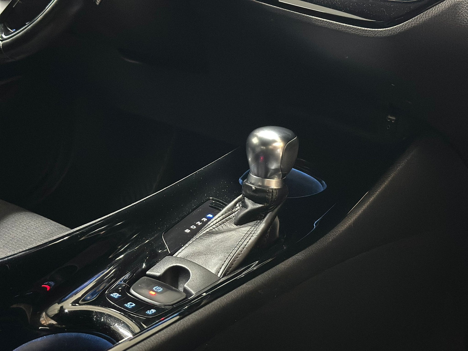 TOYOTA C-HR 1.8 HSD Trend CVT-image-14
