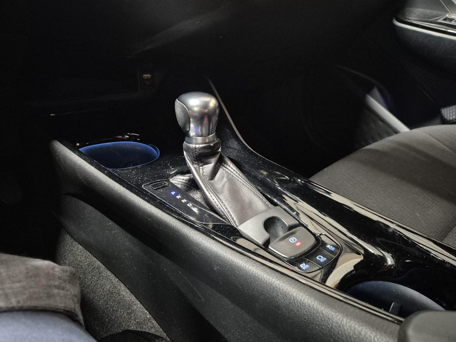 TOYOTA C-HR 1.8 HSD Trend CVT-image-11