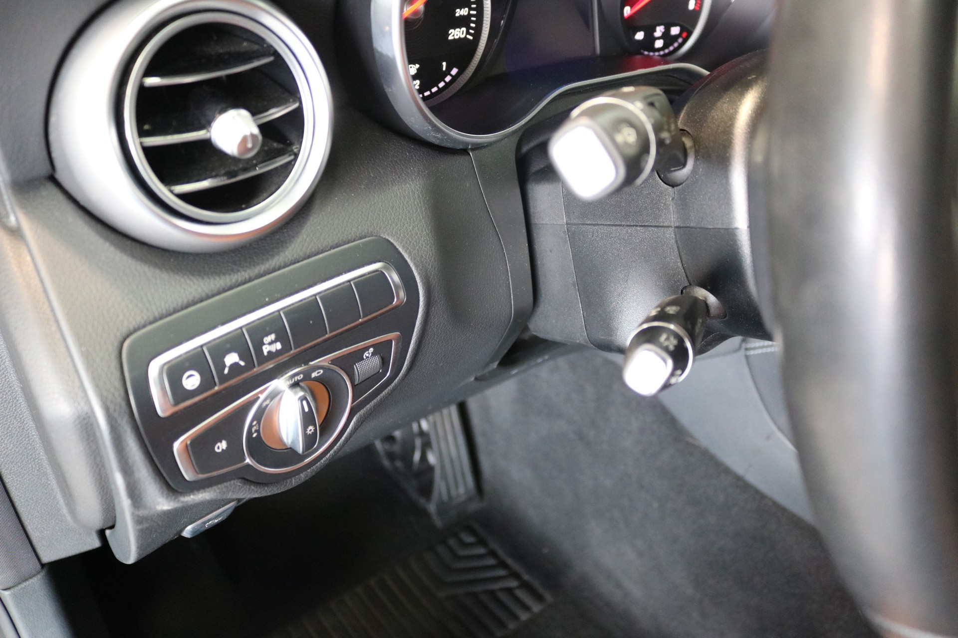 MERCEDES-BENZ GLC 250 4Matic 9G-Tronic-image-34