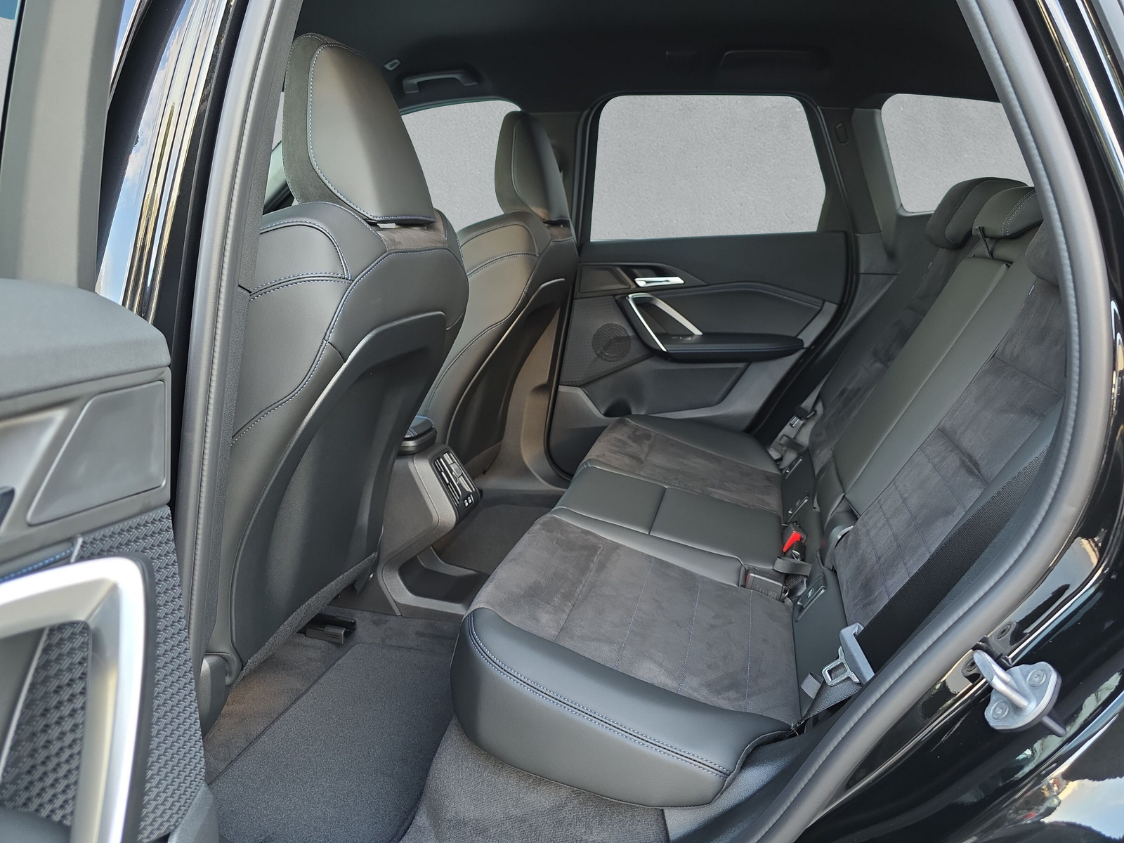BMW iX1 xDrive 30 M Sport-image-14