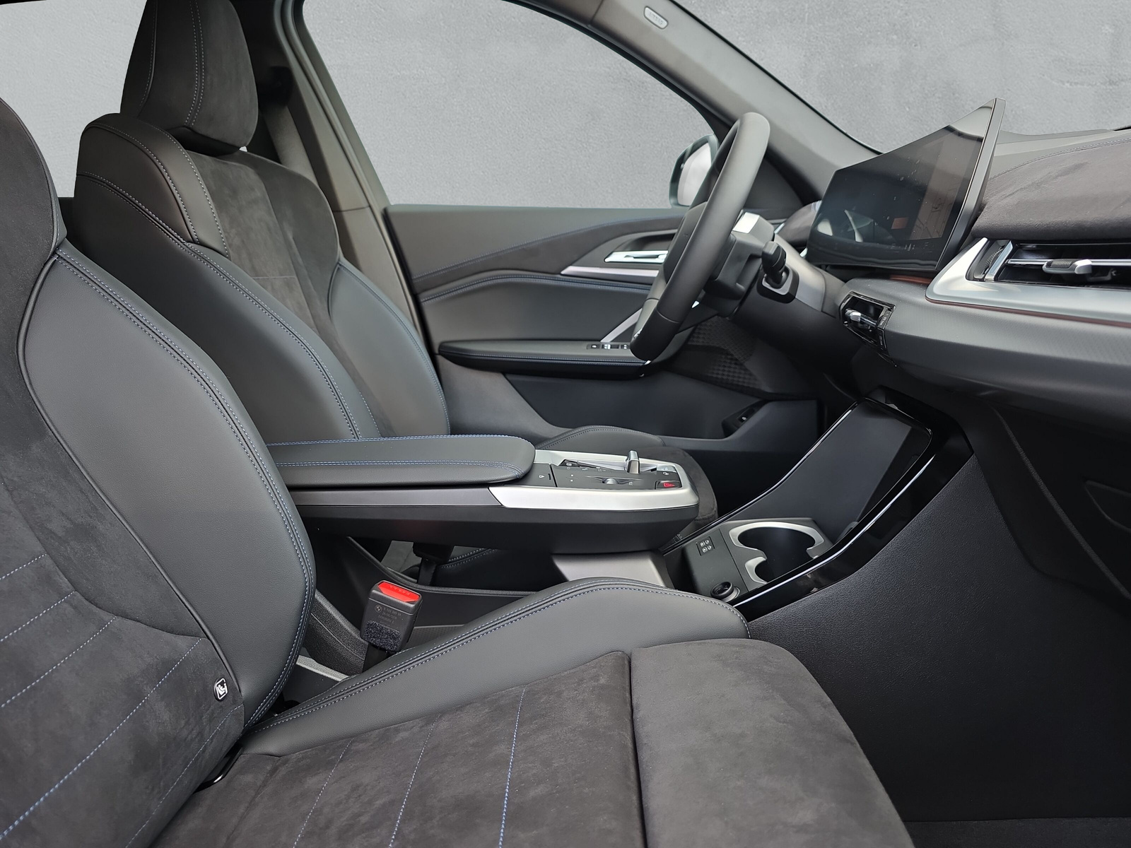 BMW iX1 xDrive 30 M Sport-image-12