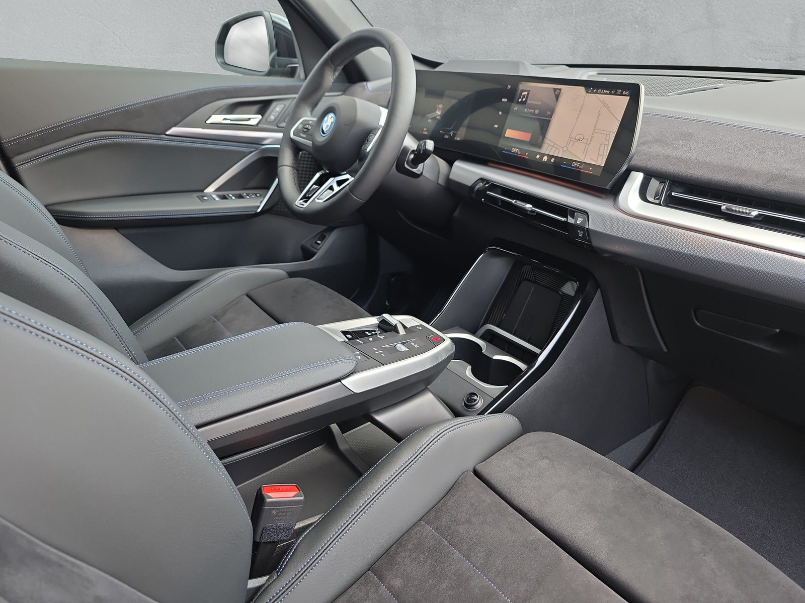 BMW iX1 xDrive 30 M Sport-image-13