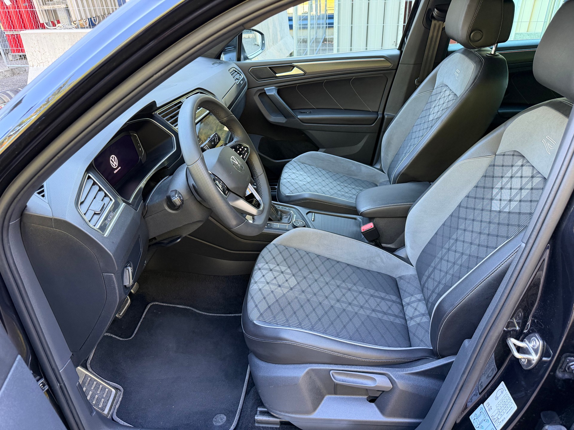 VW Tiguan 2.0 TDI SCR R-Line 4Motion DSG-image-8
