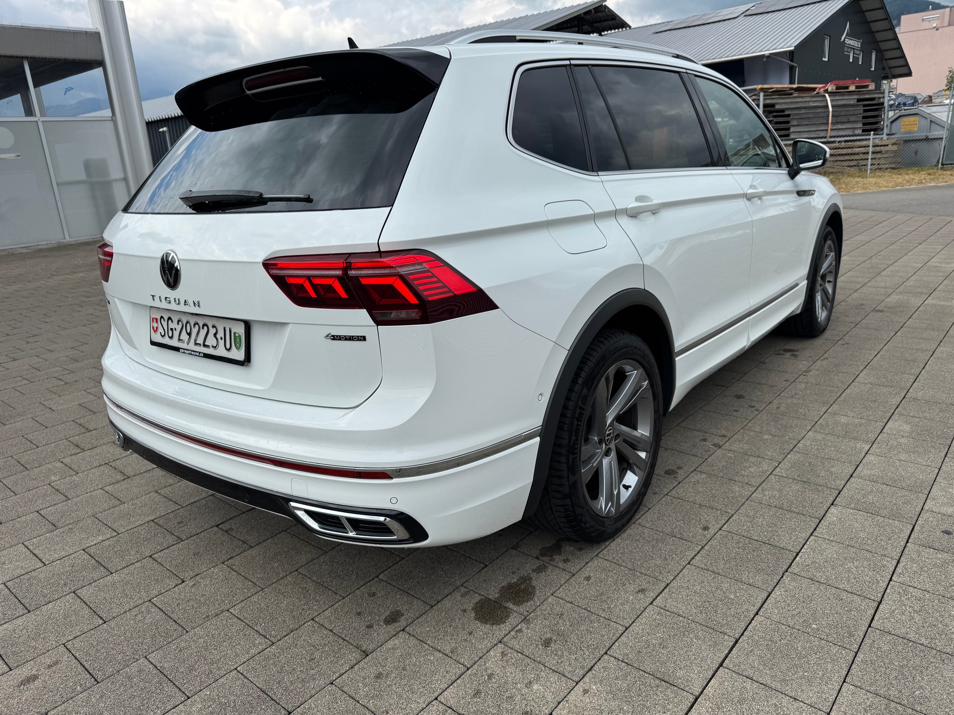 VW Tiguan Allspace 2.0TSI R-Line 4Motion DSG-image-5
