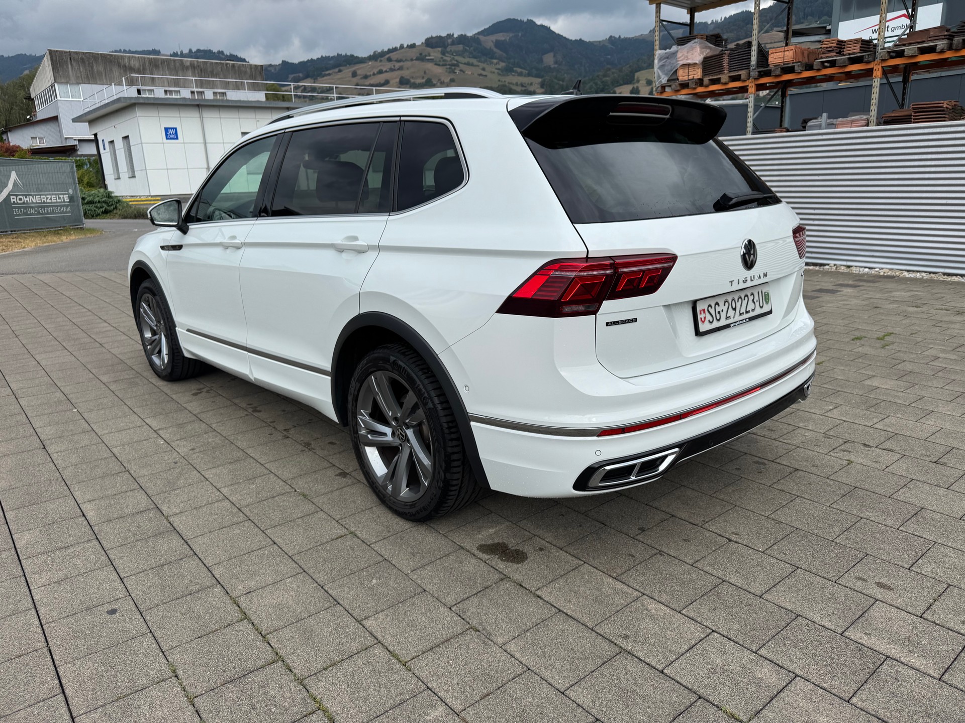 VW Tiguan Allspace 2.0TSI R-Line 4Motion DSG-image-3