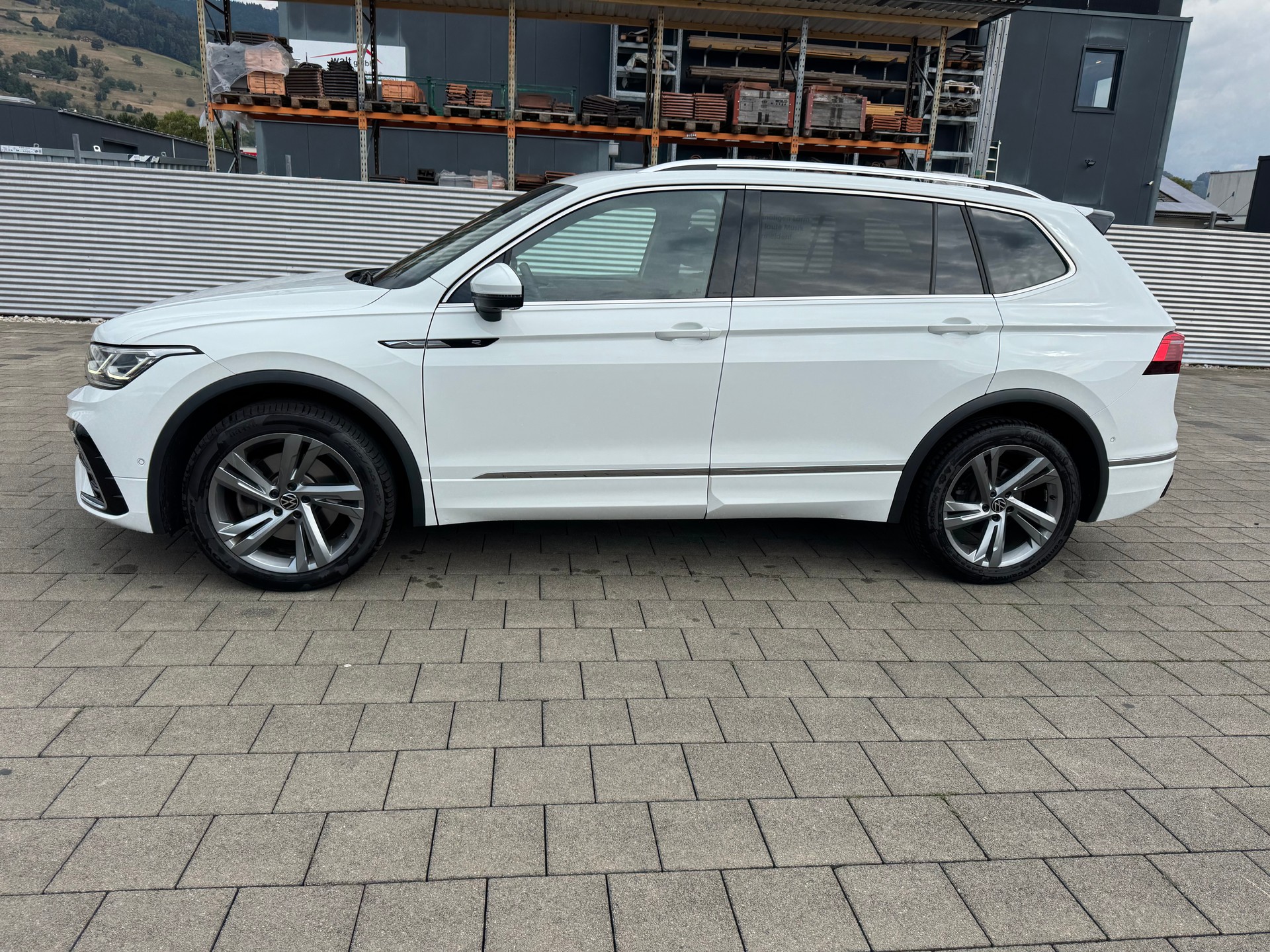 VW Tiguan Allspace 2.0TSI R-Line 4Motion DSG-image-2