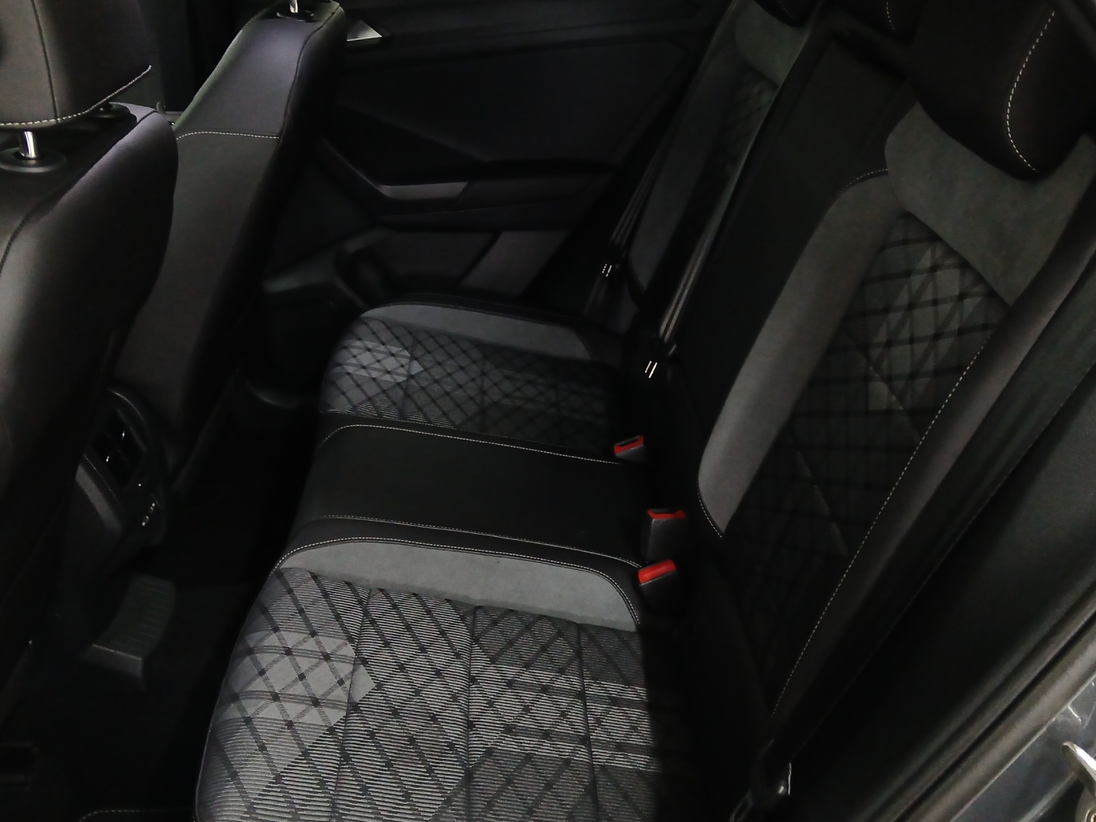 VW T-Roc 2.0 TSI R-Line DSG 4Motion-image-11
