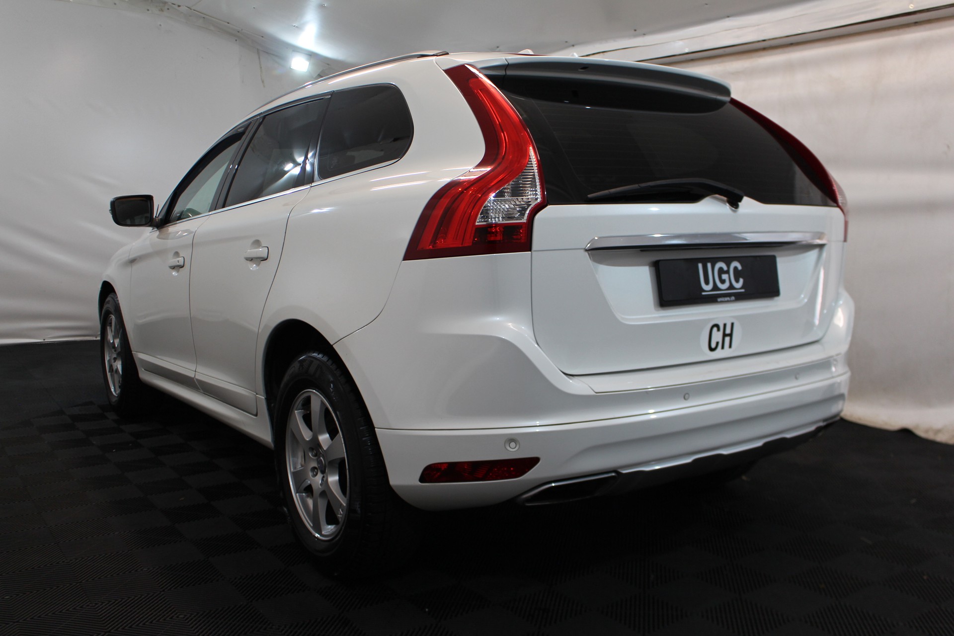 VOLVO XC60 2.4 D4 Ocean Race AWD-image-3