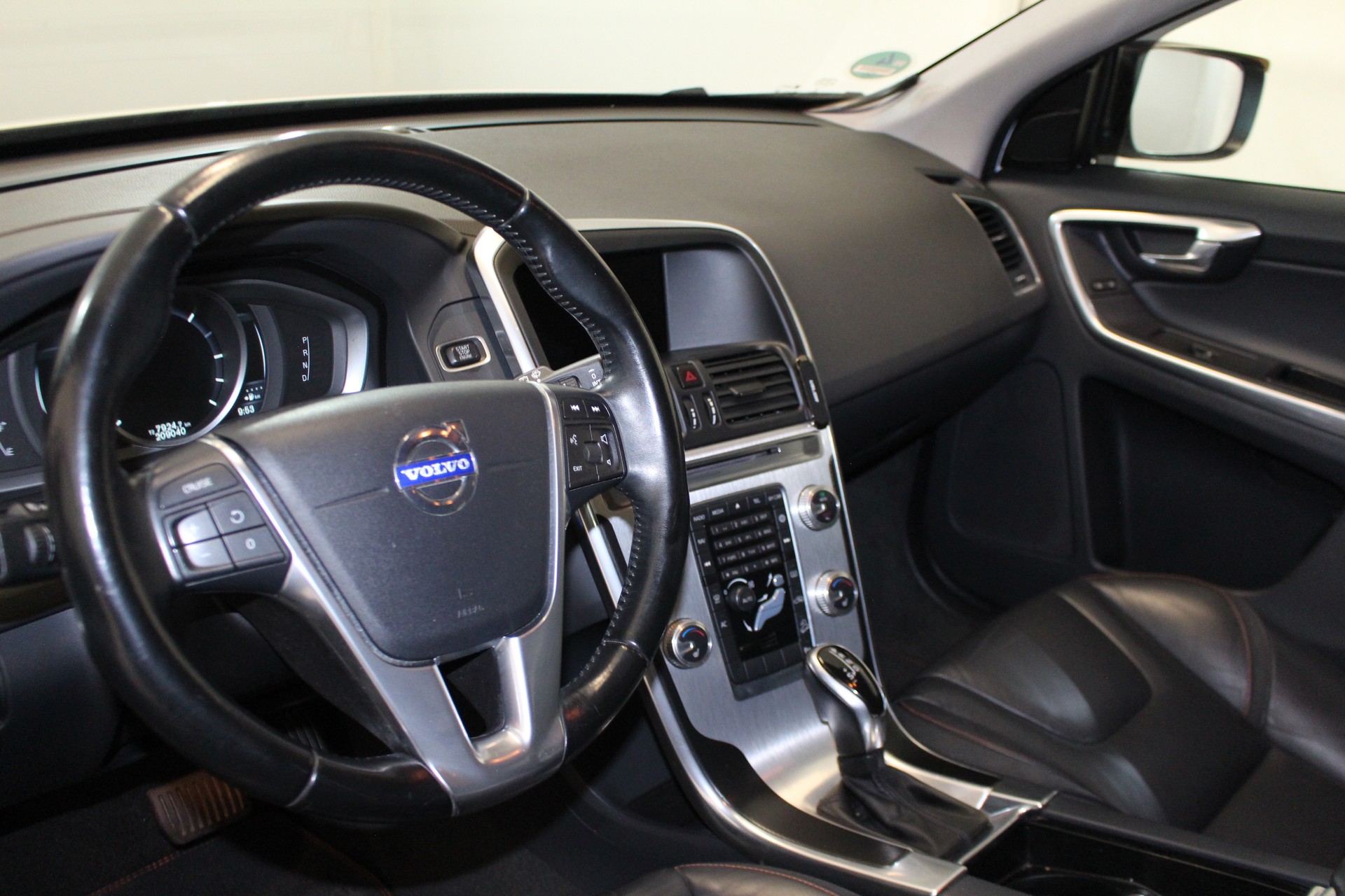 VOLVO XC60 2.4 D4 Ocean Race AWD-image-11