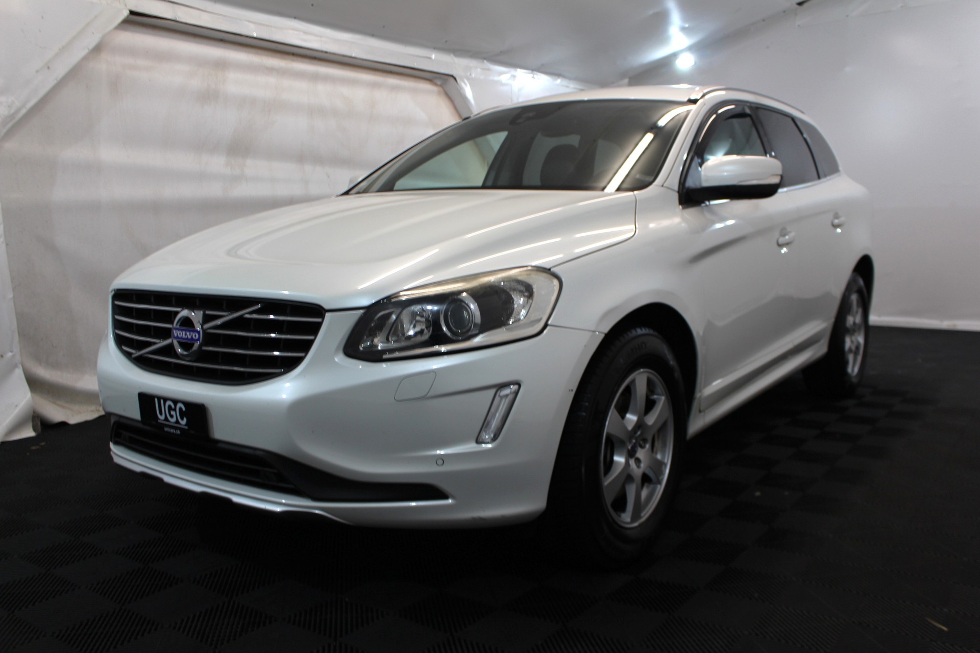 VOLVO XC60 2.4 D4 Ocean Race AWD-image-2