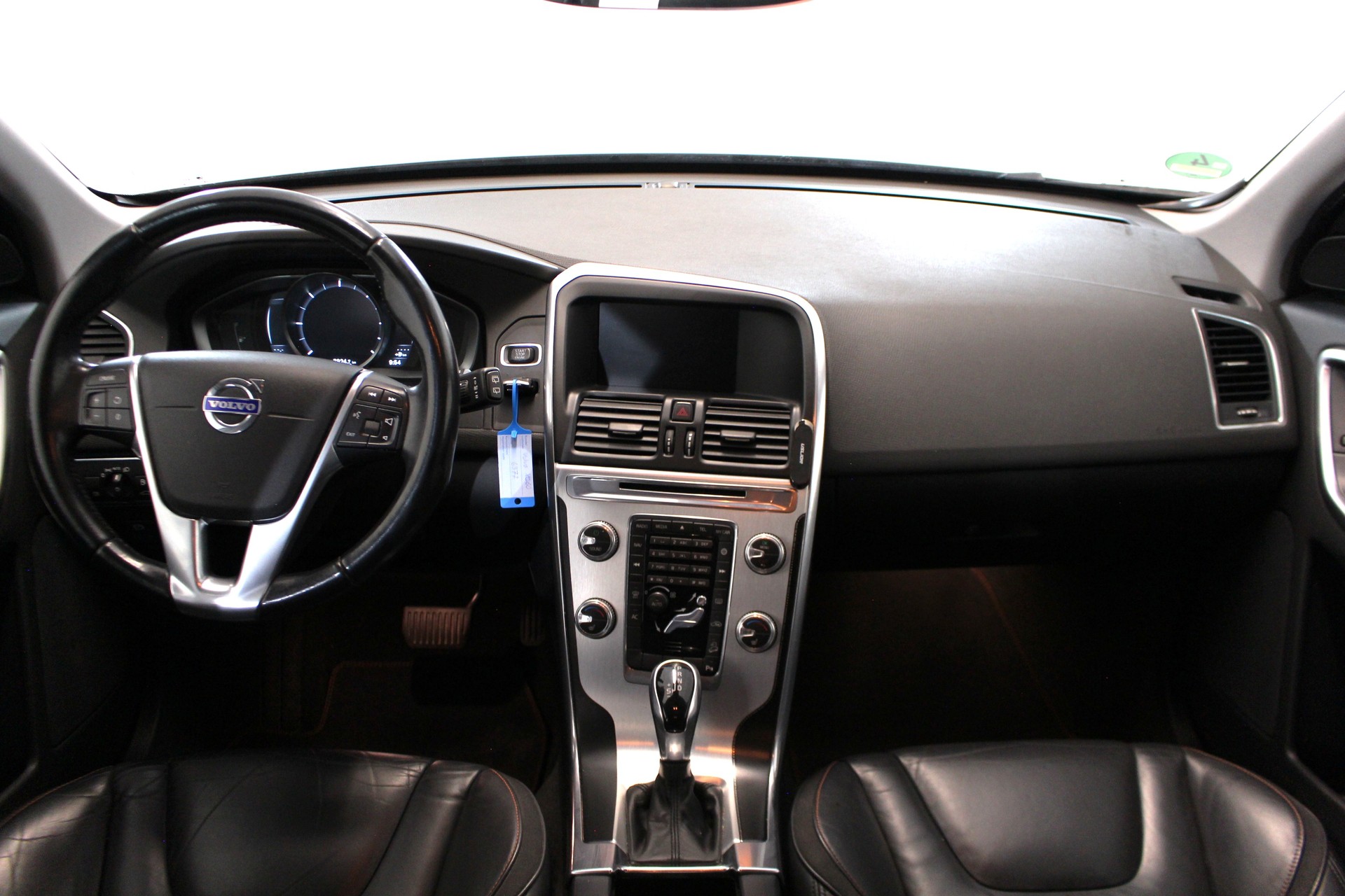 VOLVO XC60 2.4 D4 Ocean Race AWD-image-12
