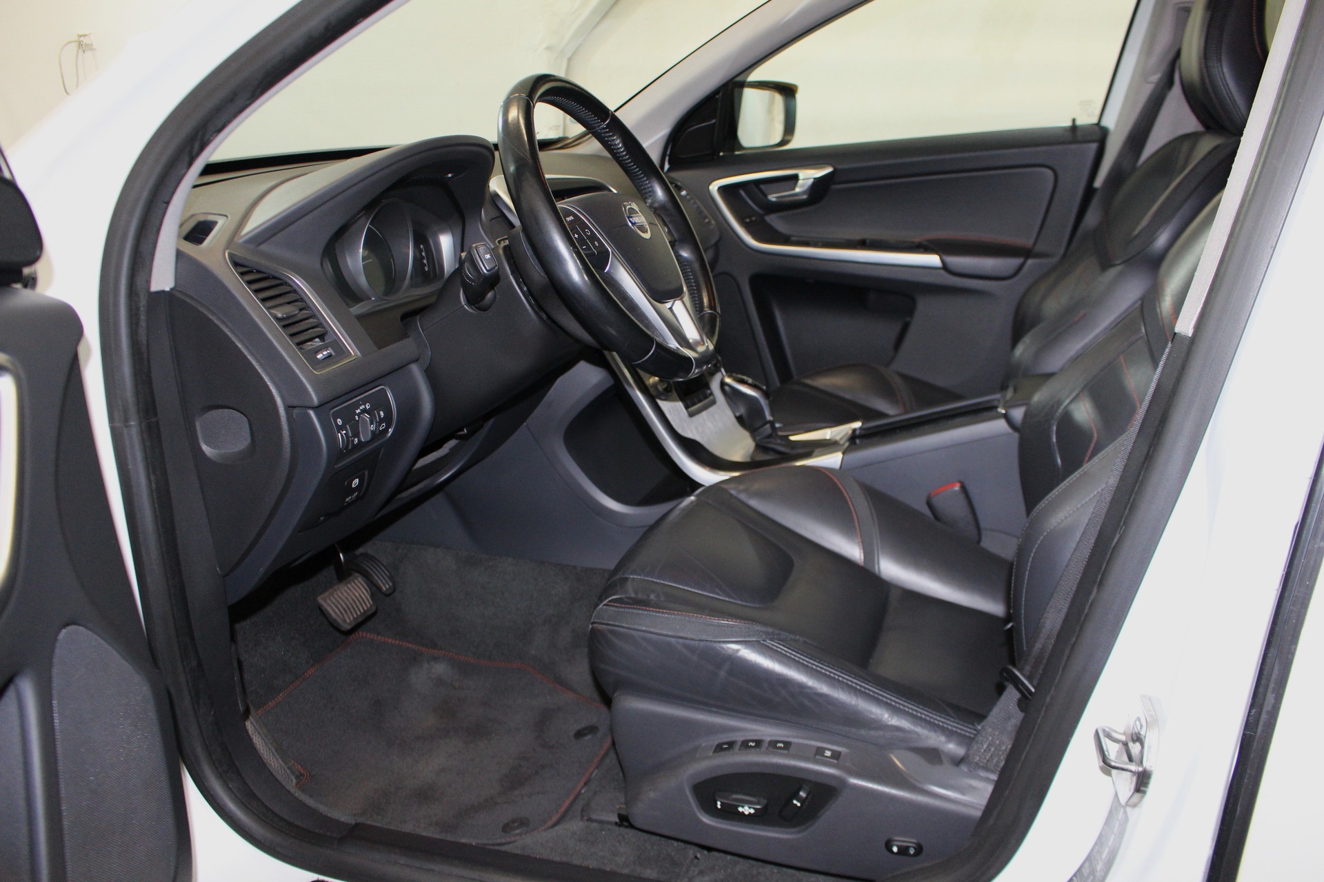 VOLVO XC60 2.4 D4 Ocean Race AWD-image-6