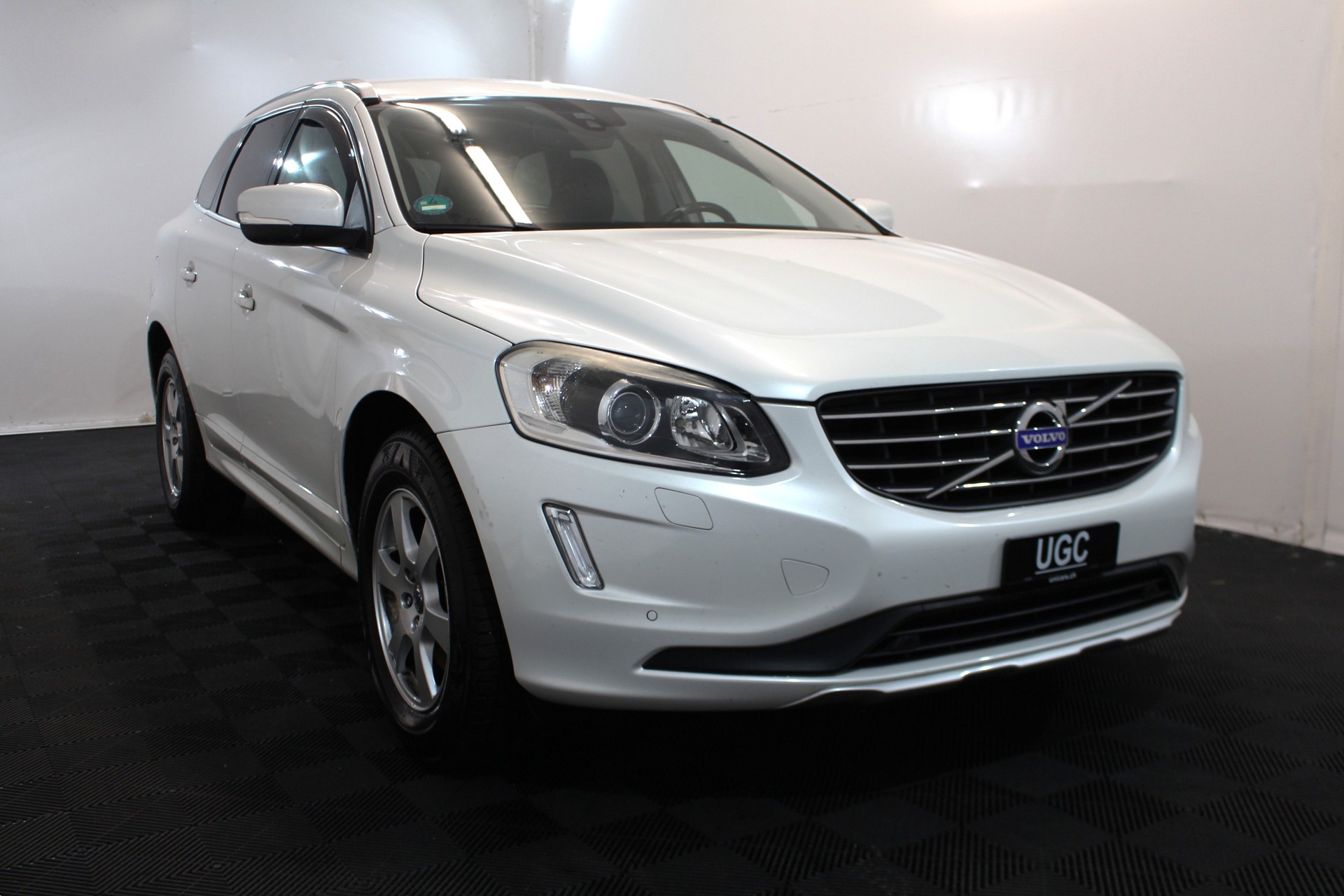 VOLVO XC60 2.4 D4 Ocean Race AWD-image-0