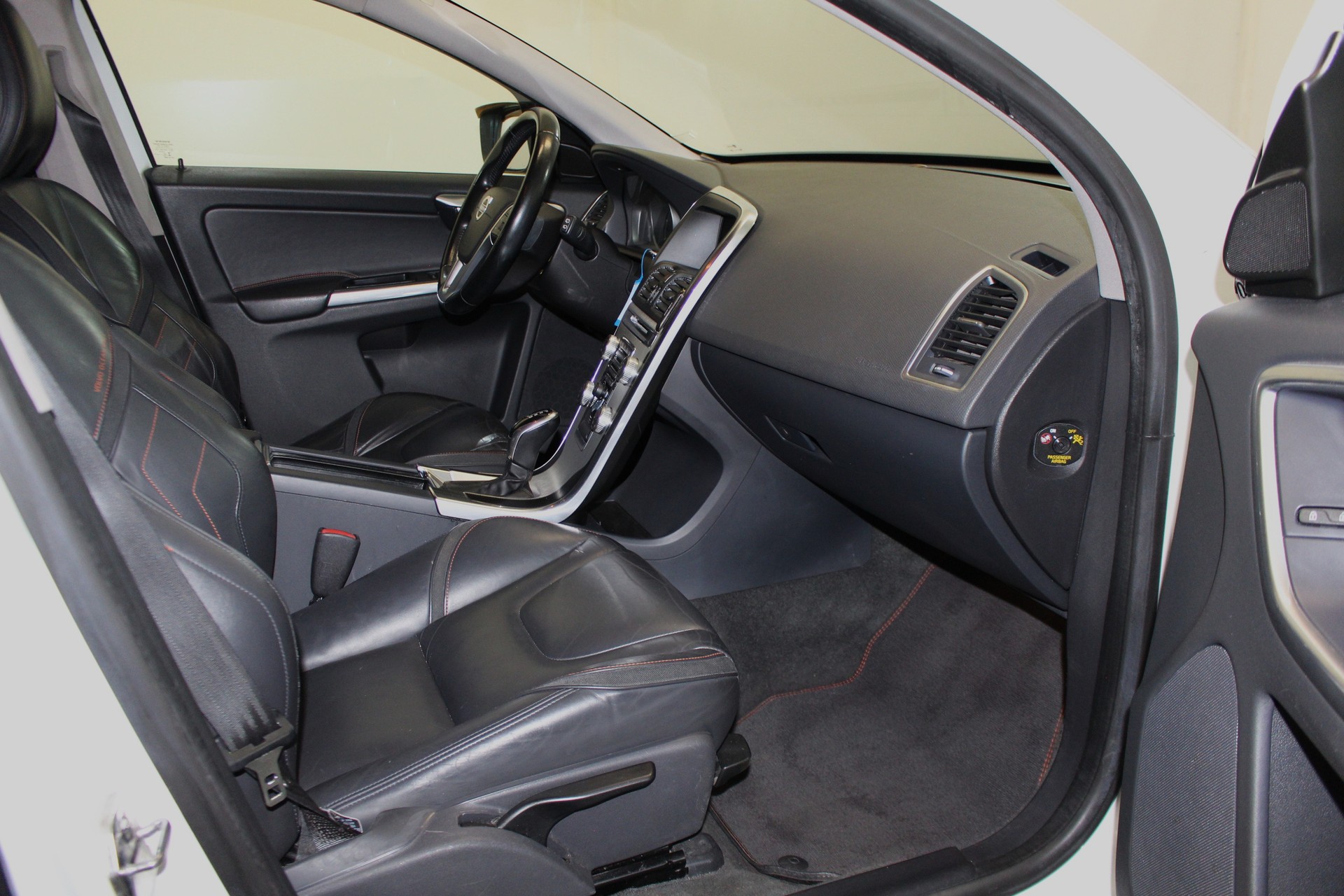 VOLVO XC60 2.4 D4 Ocean Race AWD-image-10
