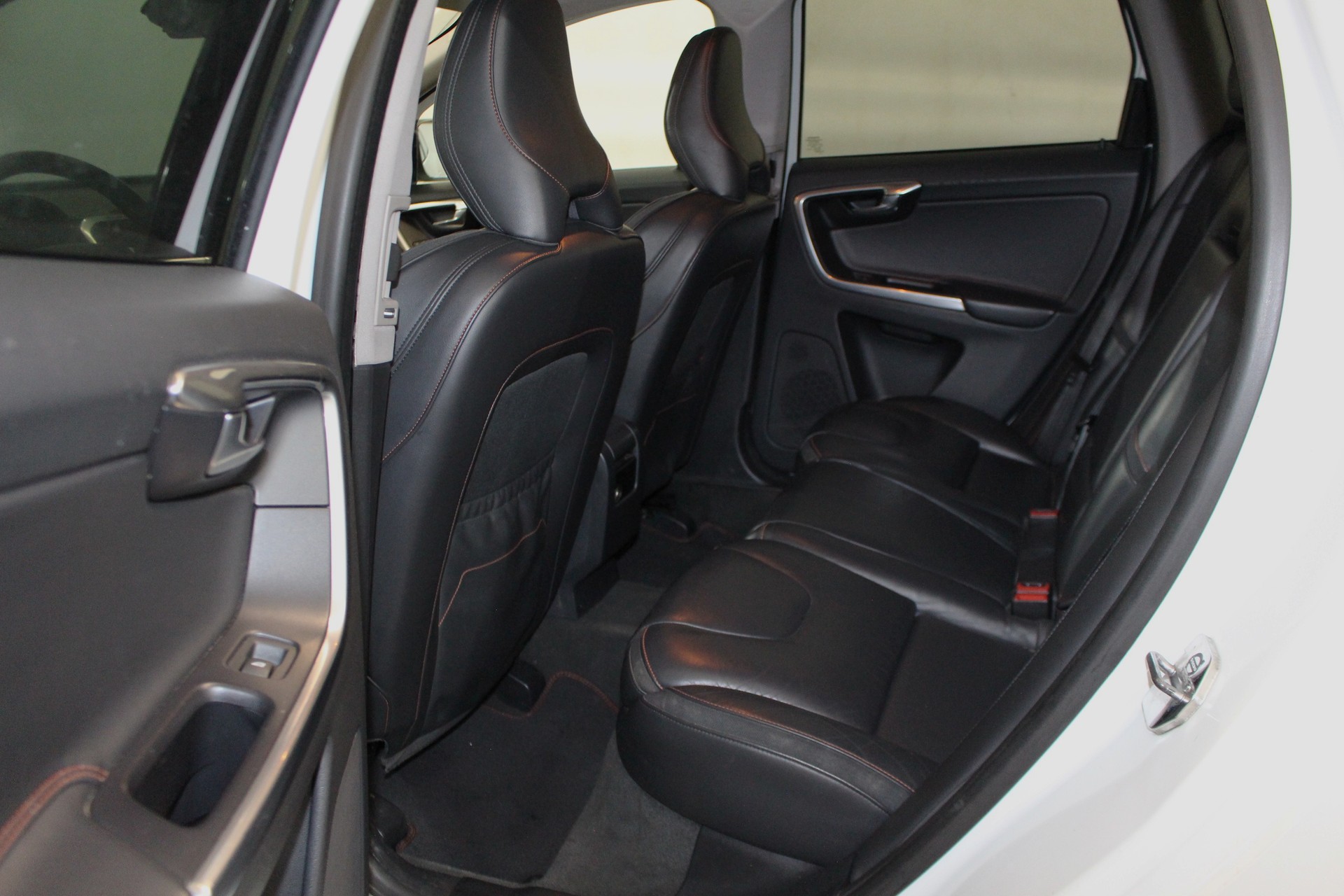 VOLVO XC60 2.4 D4 Ocean Race AWD-image-7