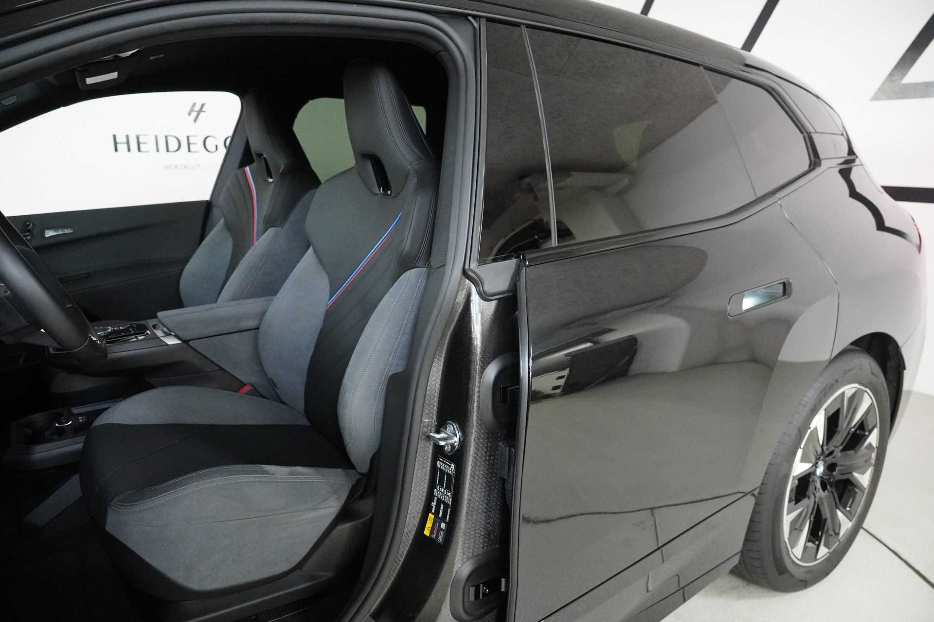 BMW iX xDrive45 M Sport-image-12