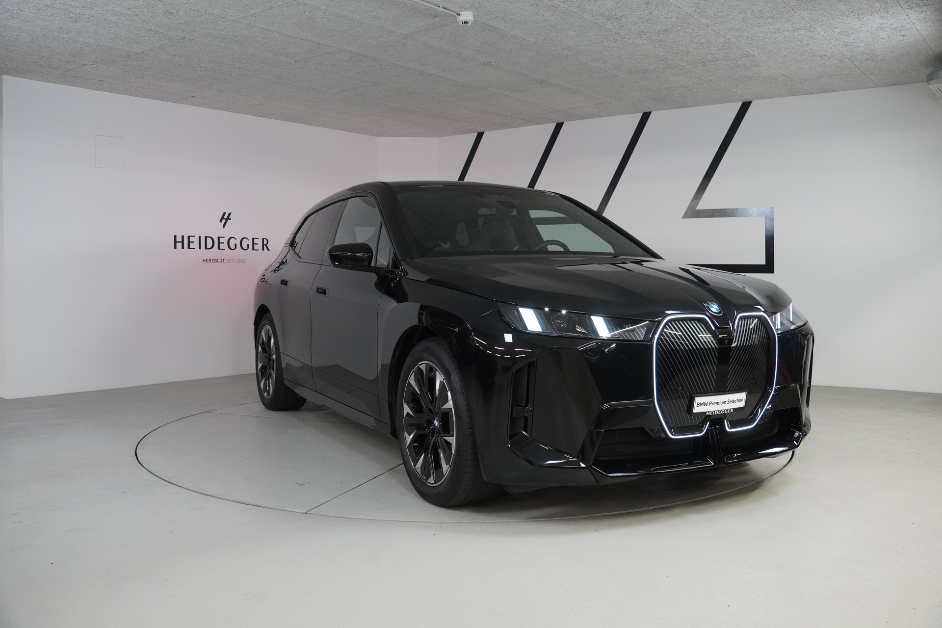 BMW iX xDrive45 M Sport-image-3