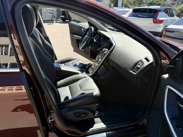 VOLVO XC60 2.4 D4 Summum AWD S/S-image-9