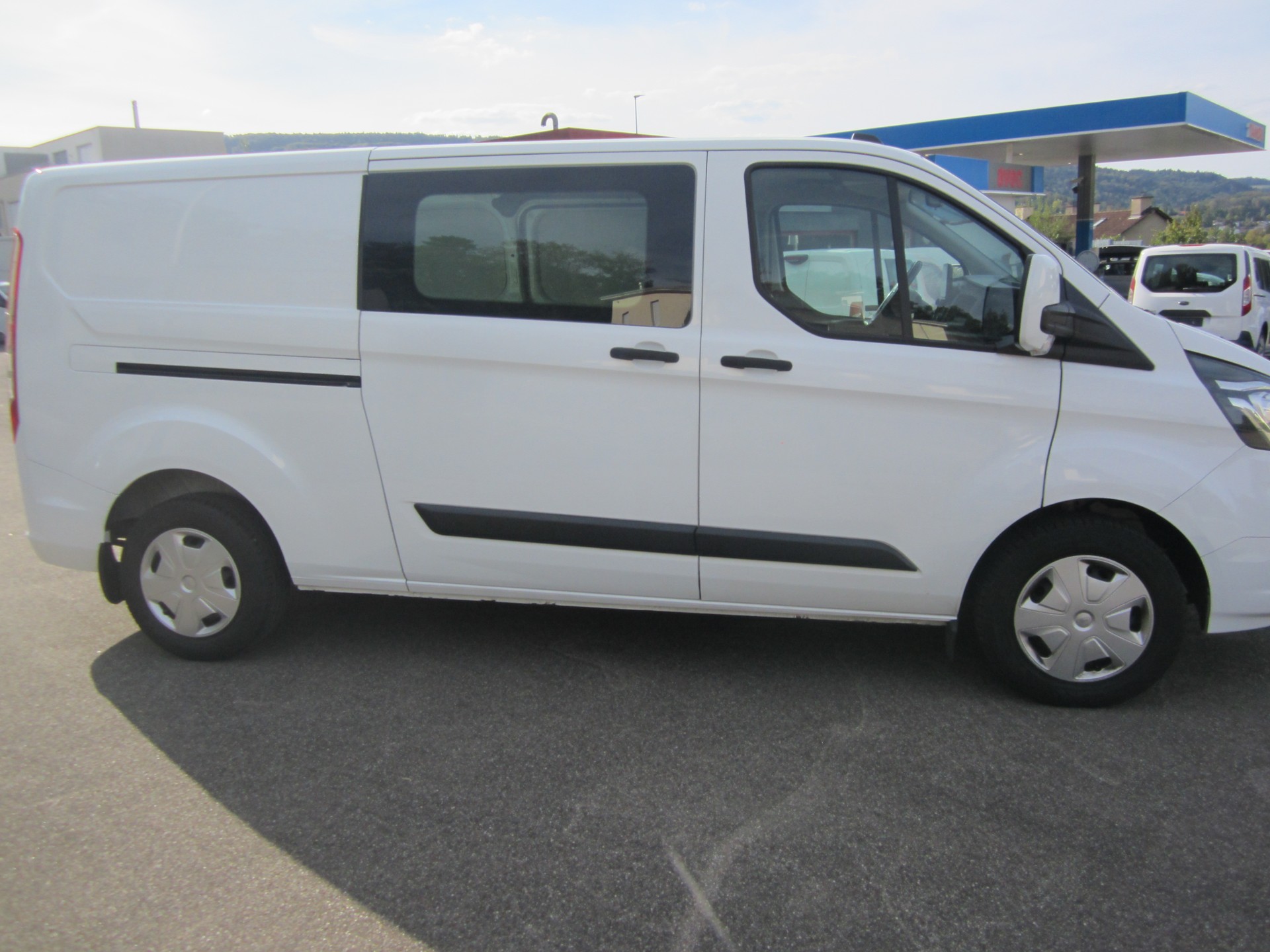 FORD Transit Custom Van 300 L2H1 Trend A-image-4