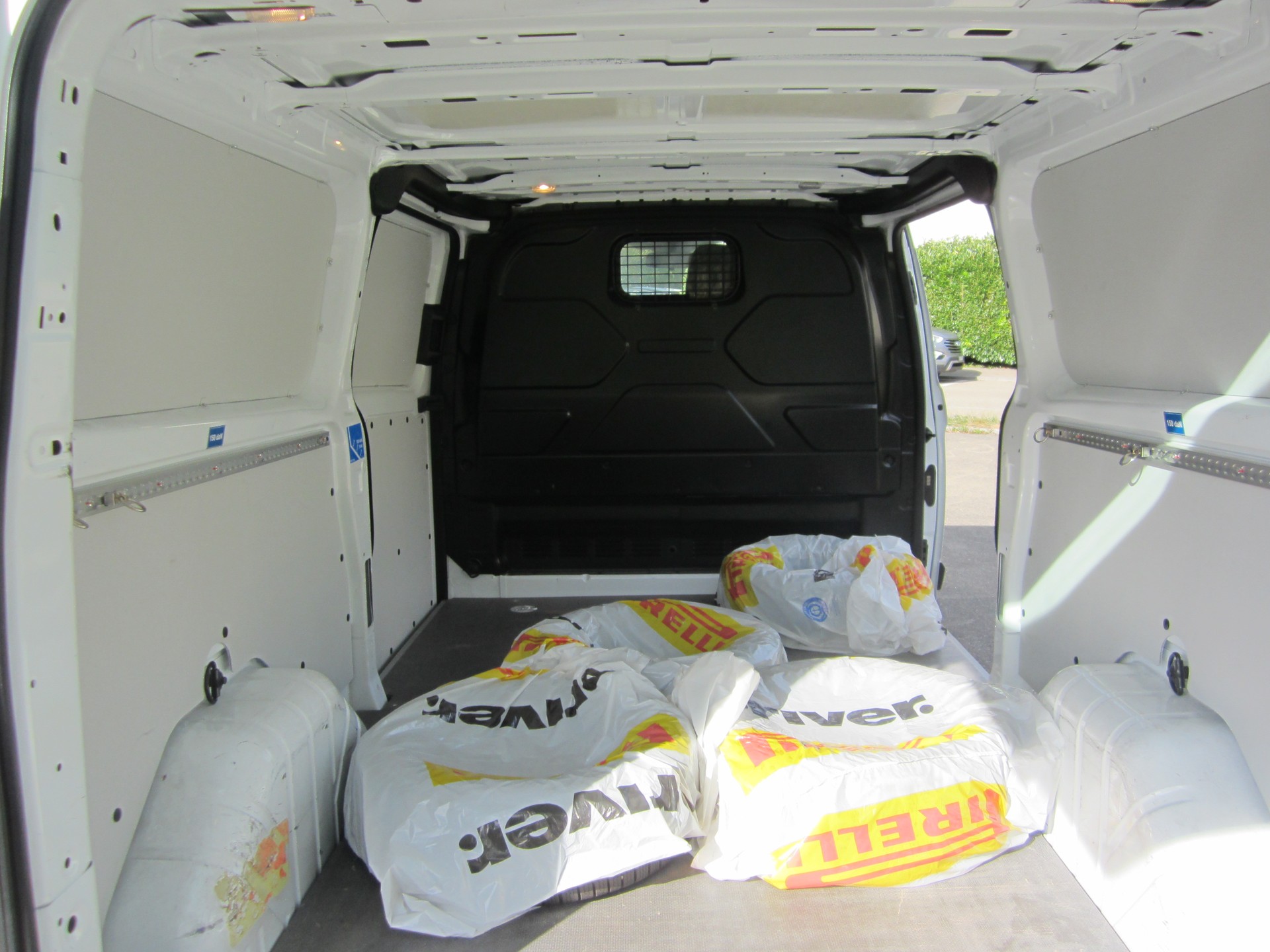 FORD Transit Custom Van 300 L2H1 Trend A-image-10