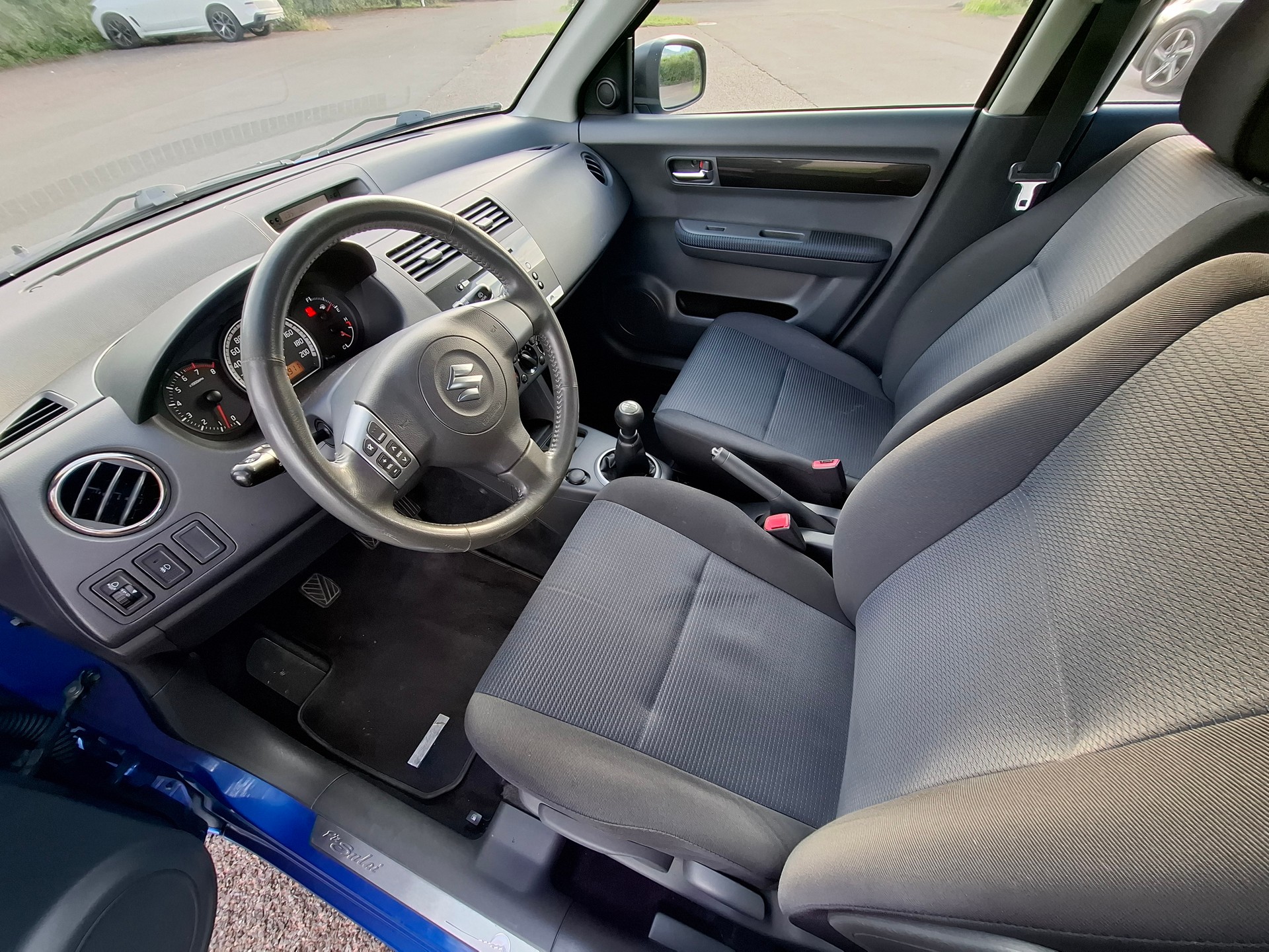 SUZUKI Swift 1.3i 16V GL Top Piz Sulai LE 4x4-image-10